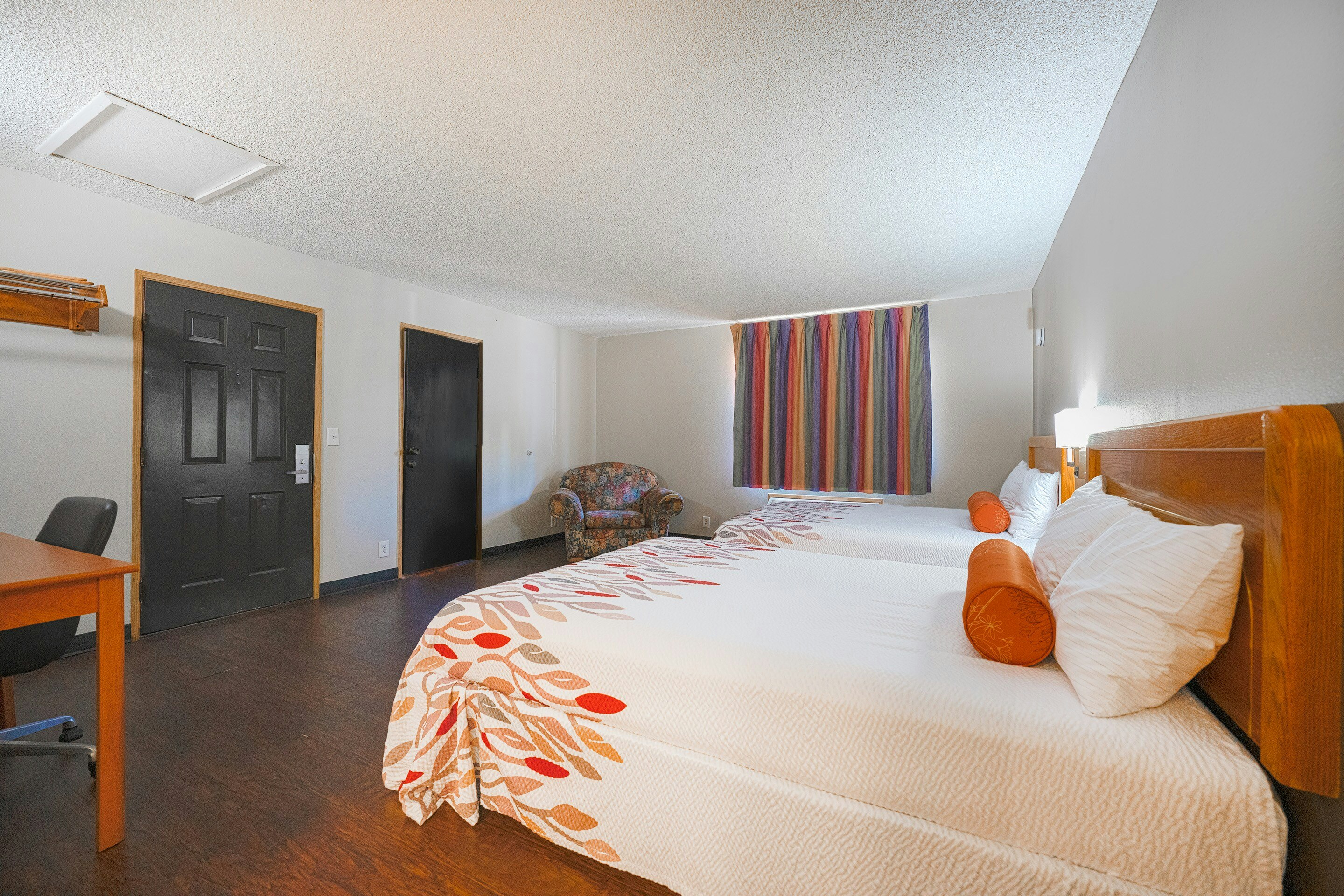 Premium 2 Queen Bed with Kitchenette