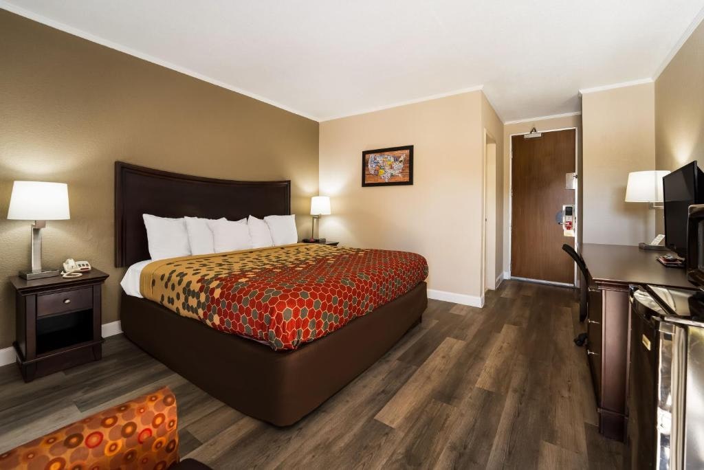 Perry Inn Suites National Fairground I 75