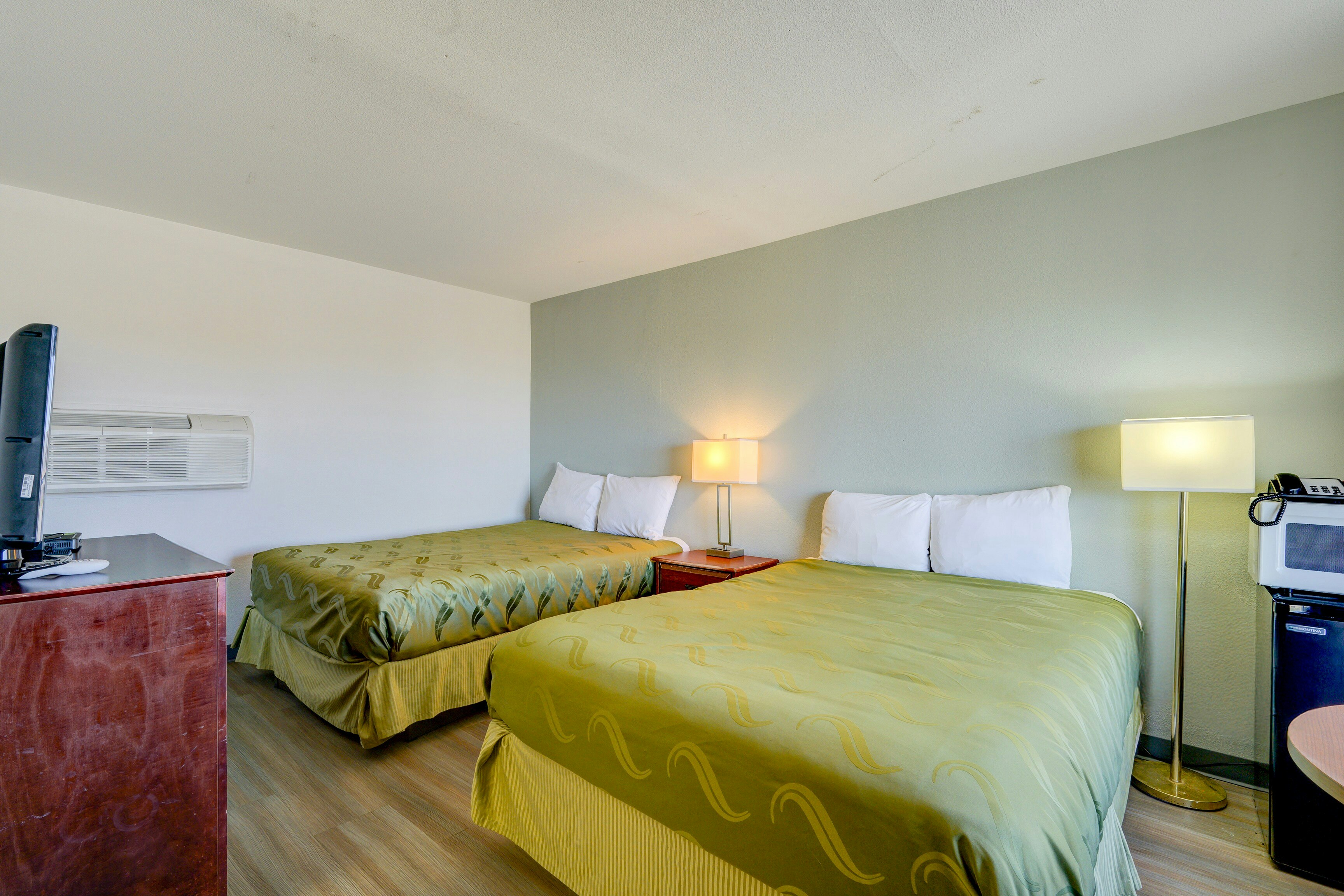 2 Queen Beds Non-Smoking