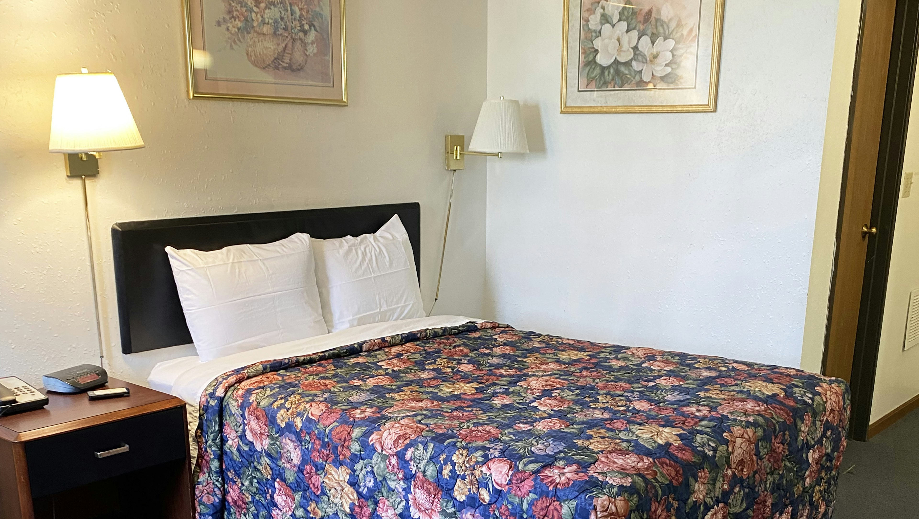 Oak Grove Inn 1 Queen Bed Nonsmoking