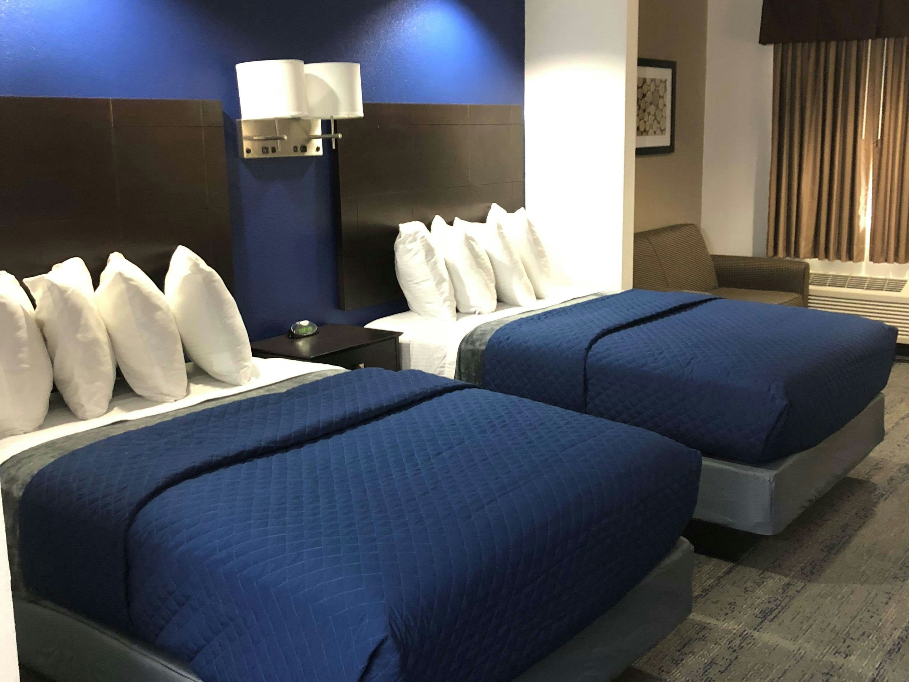 Executive Inn & Suites Joaquin Two Double Bed Suite Nonsmoking