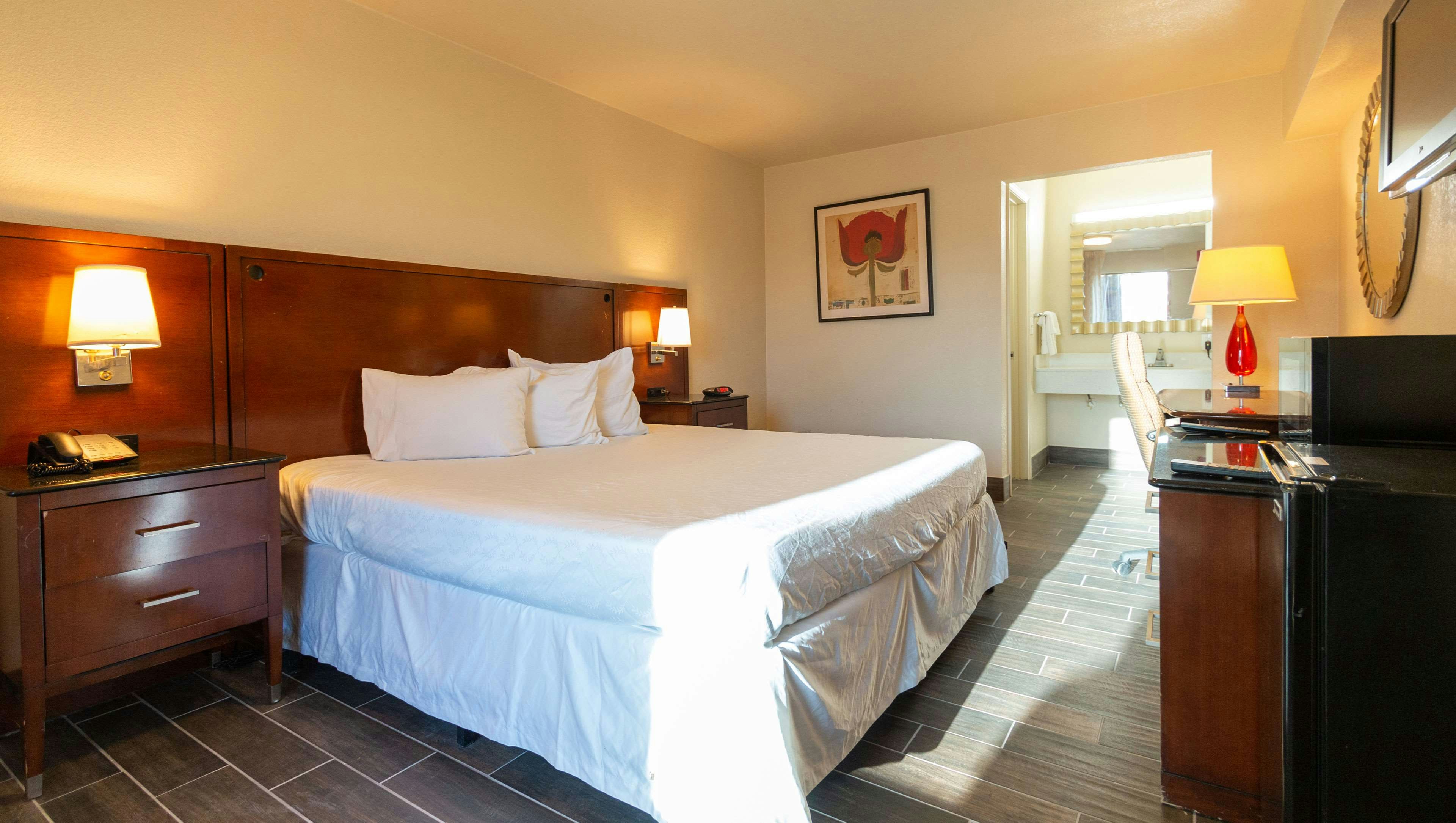 Magnuson Extended Stay and Suites Airport Hotel Single King Bed