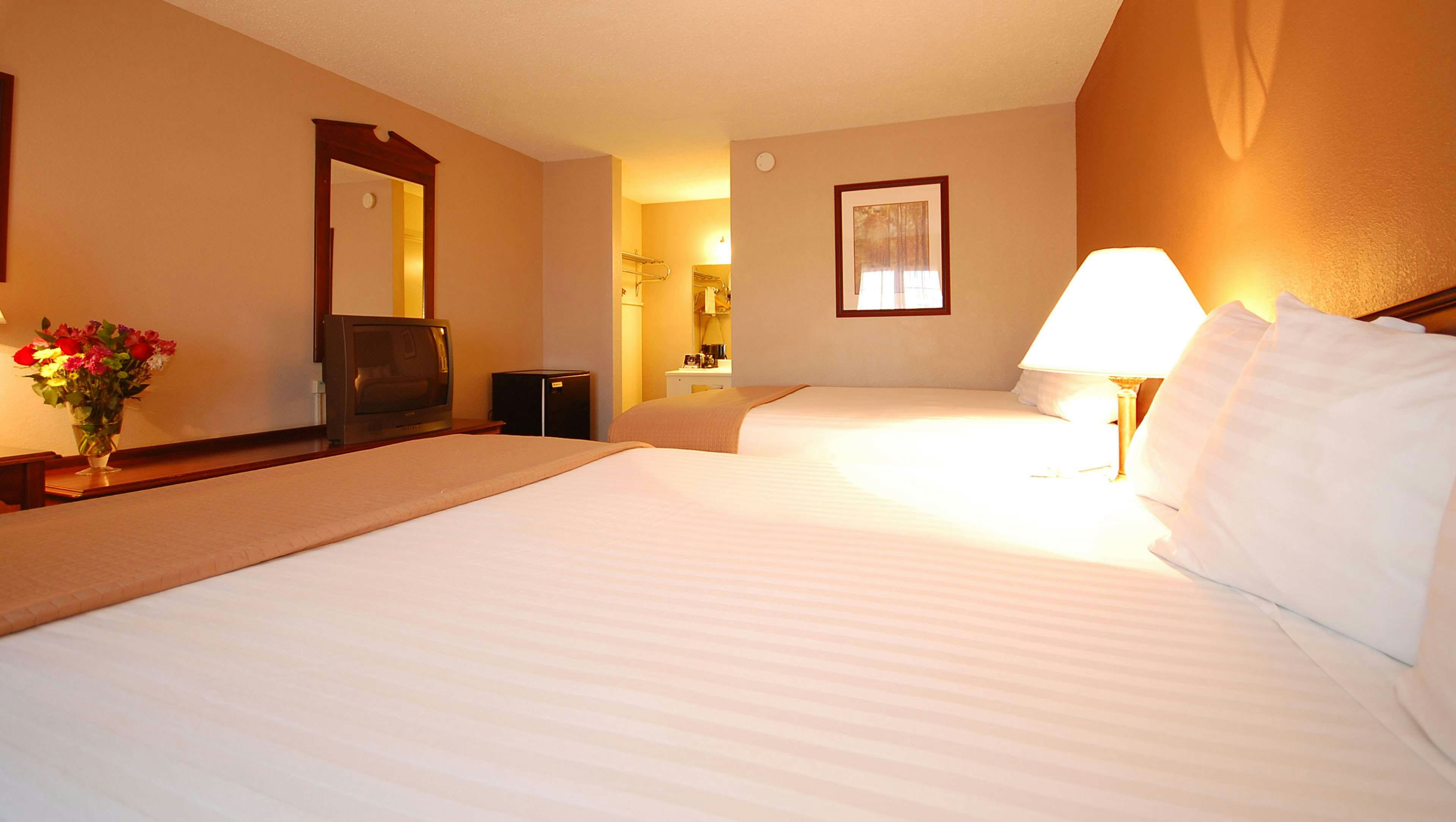 Magnuson Hotel Red Baron 2 Queen Bed Nonsmoking