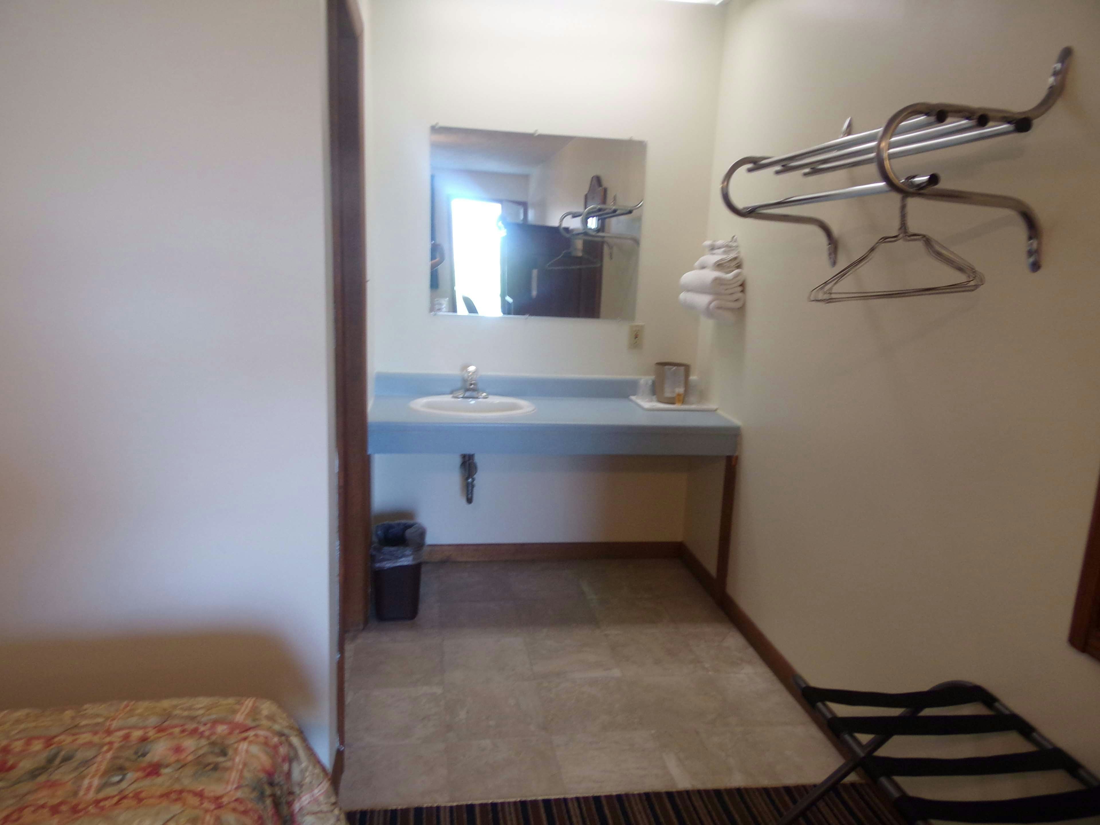 Huggy Bear Motel Warren