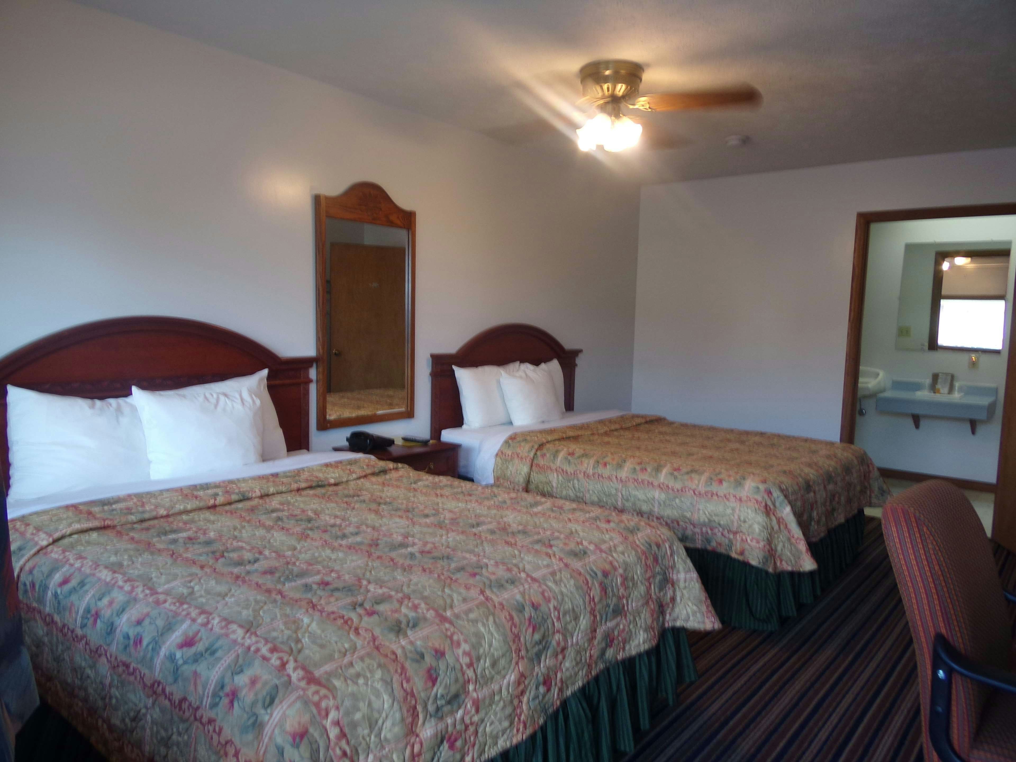 Huggy Bear Motel Warren 2 Queen Beds Nonsmoking