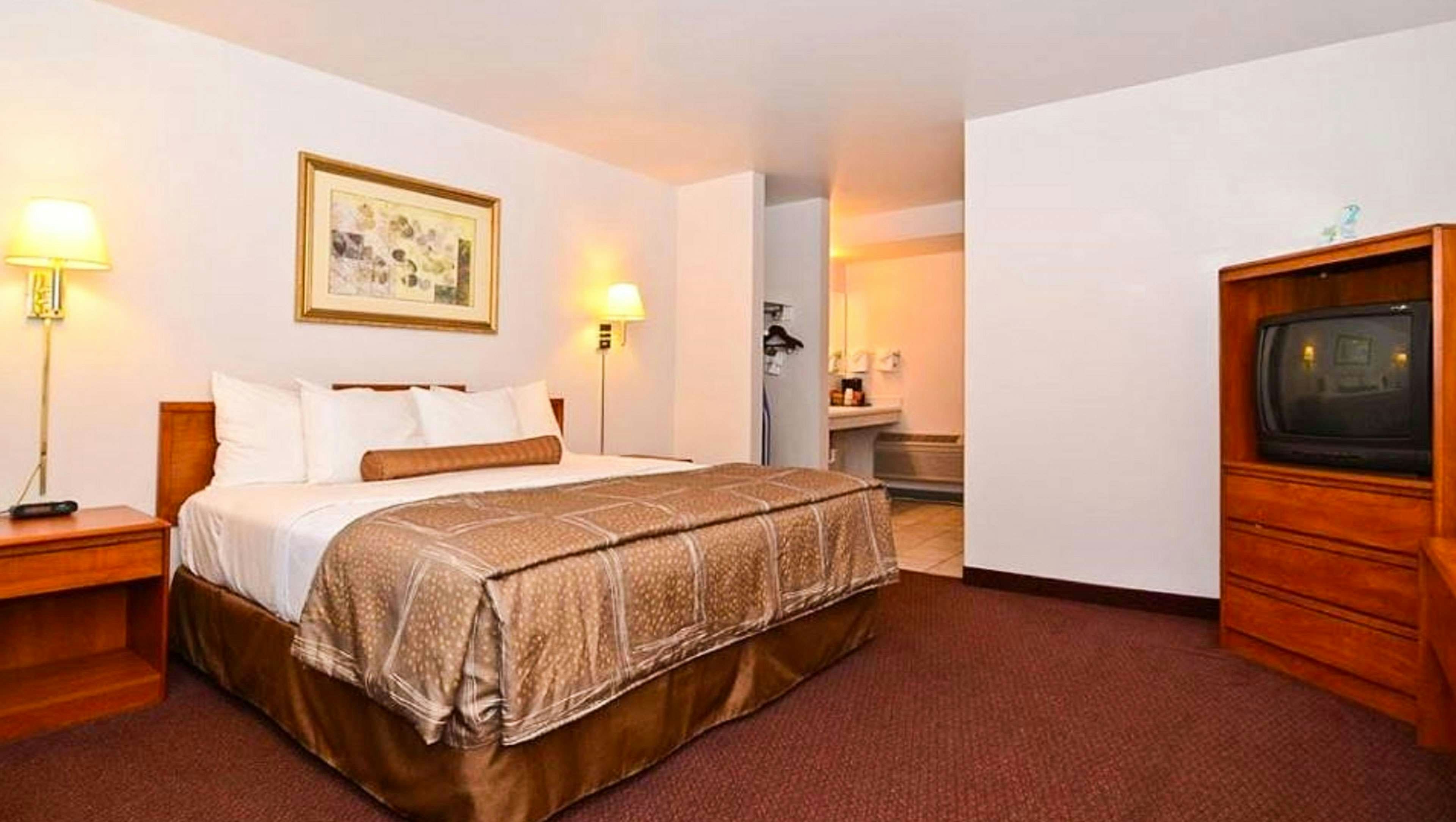 Queen Handicap Accessible