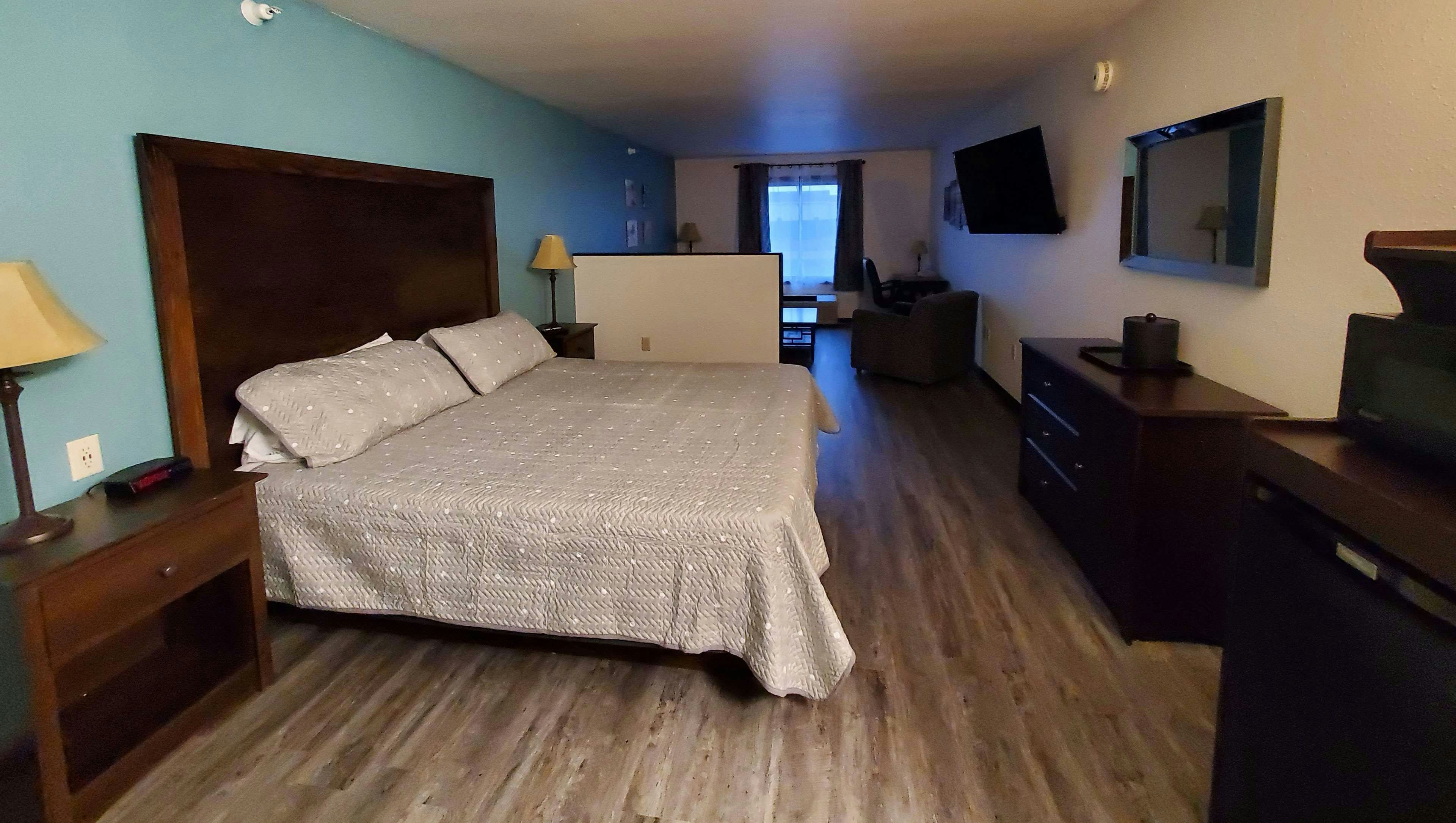 Jasper Ridge Inn Ishpeming 1 King Suite Pet Friendly Non Smoking