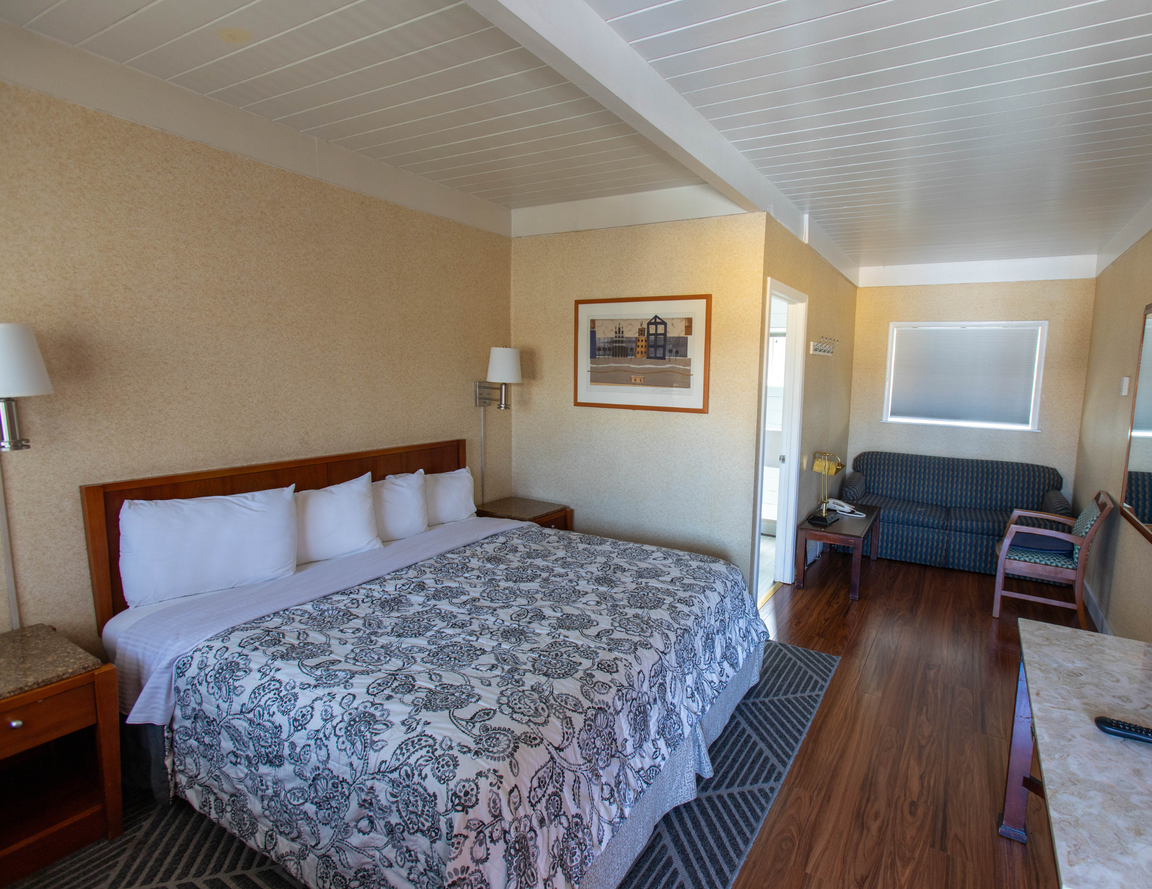 1 King Bed Nonsmoking