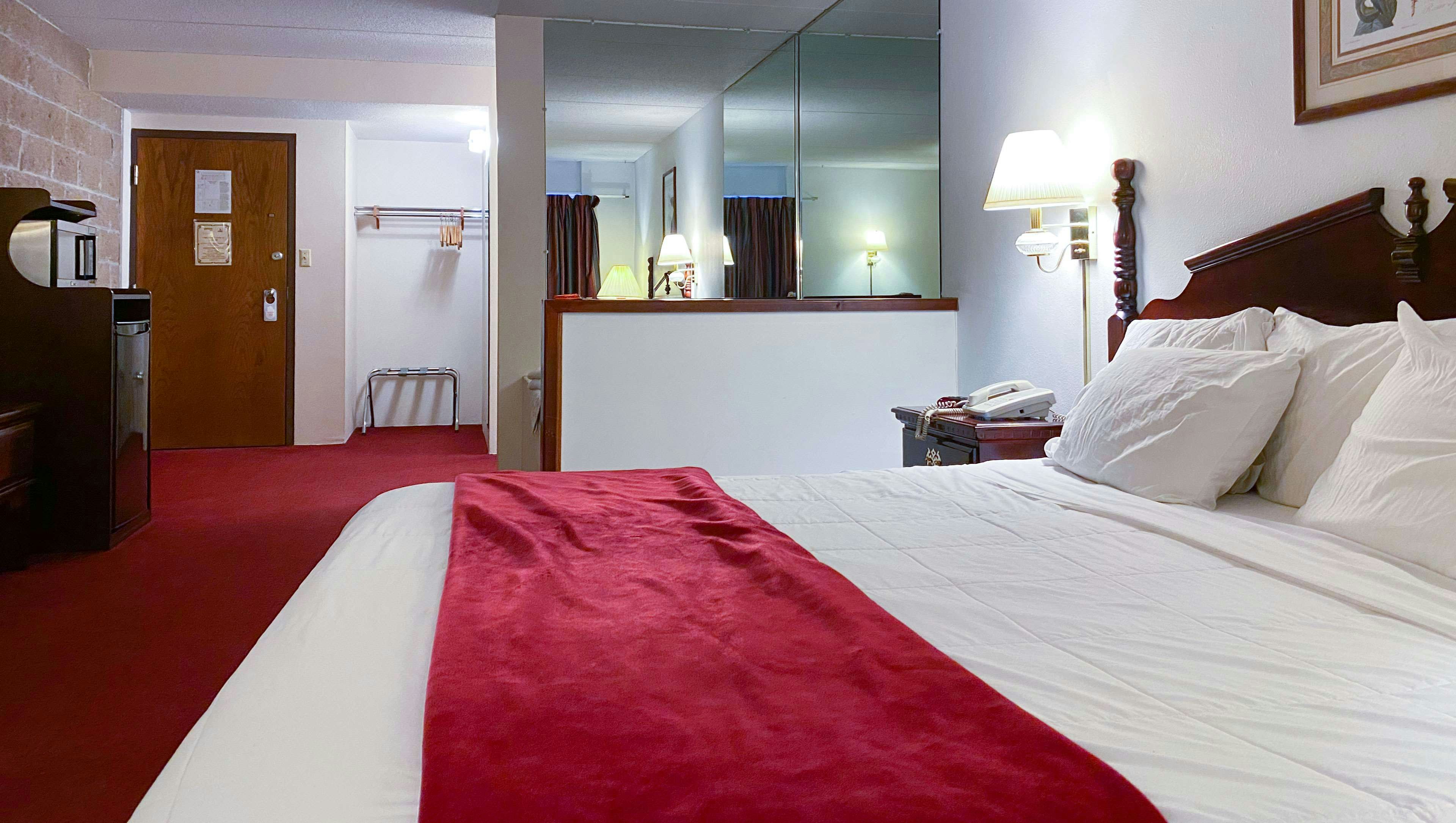 Voyageur Inn and Conference Center 1 King Bed with Jacuzzi Tub