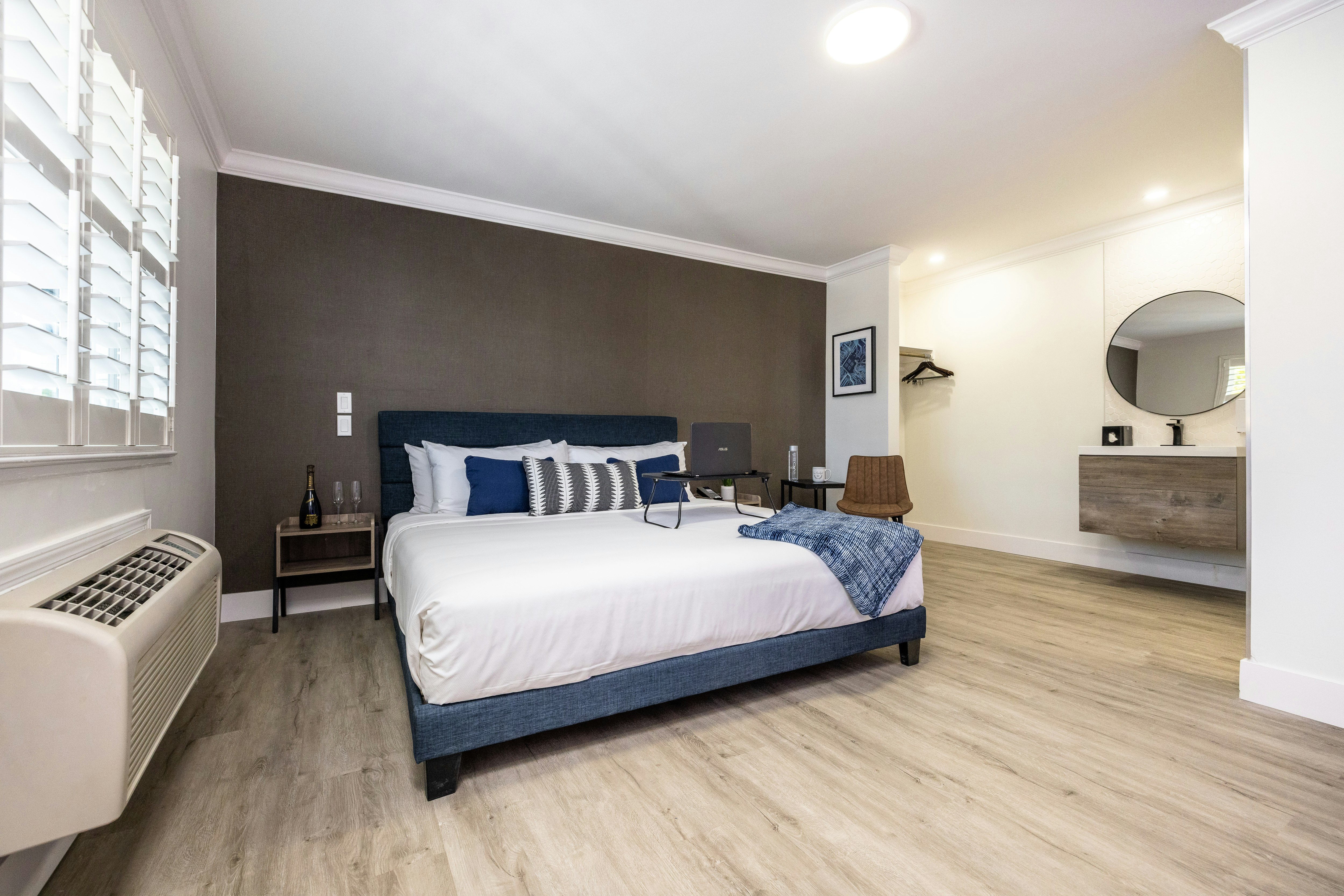 1 King Bed Nonsmoking