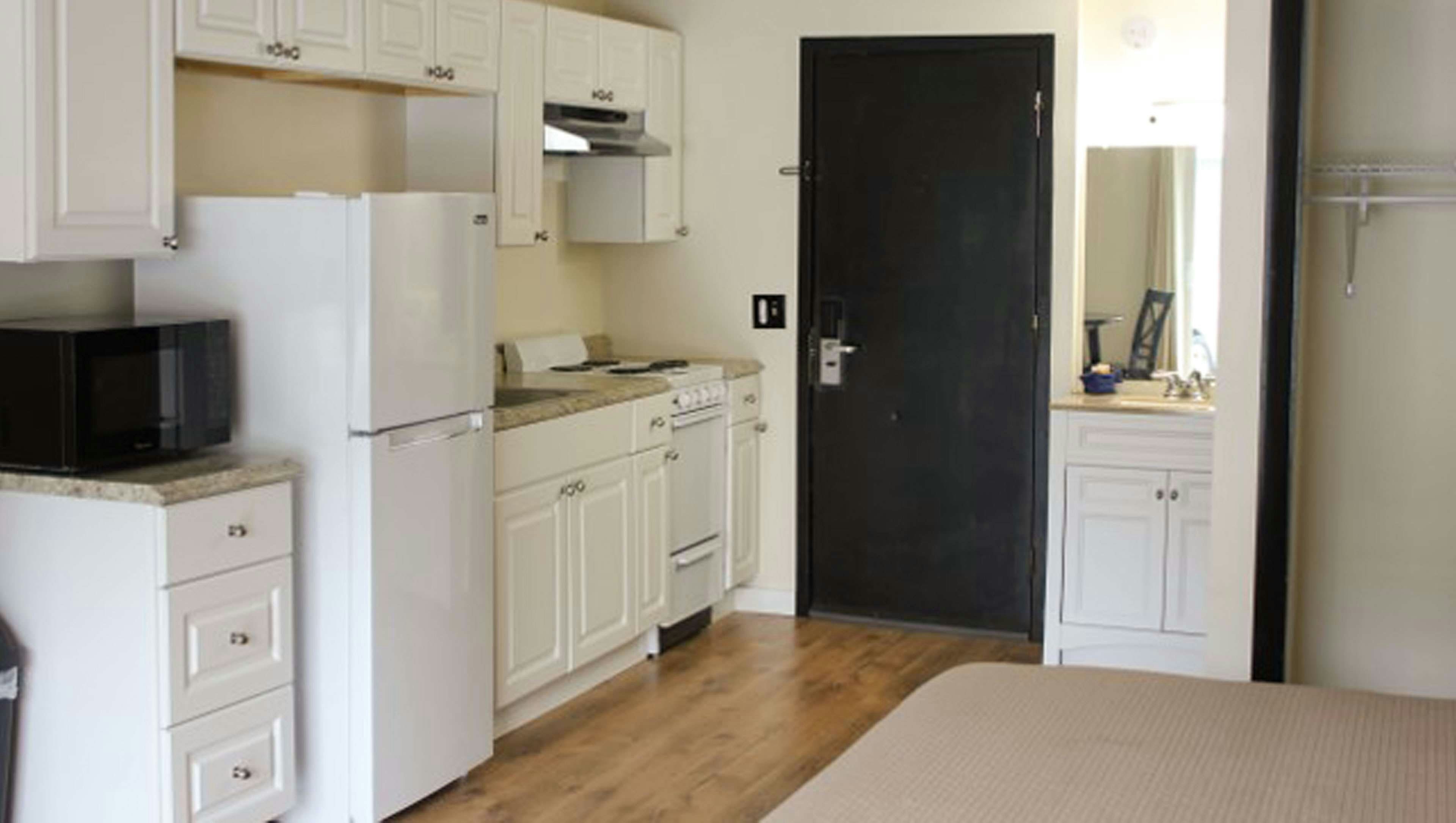 Colonial Inn Ellsworth 1 King Bed Kitchenette Nonsmoking