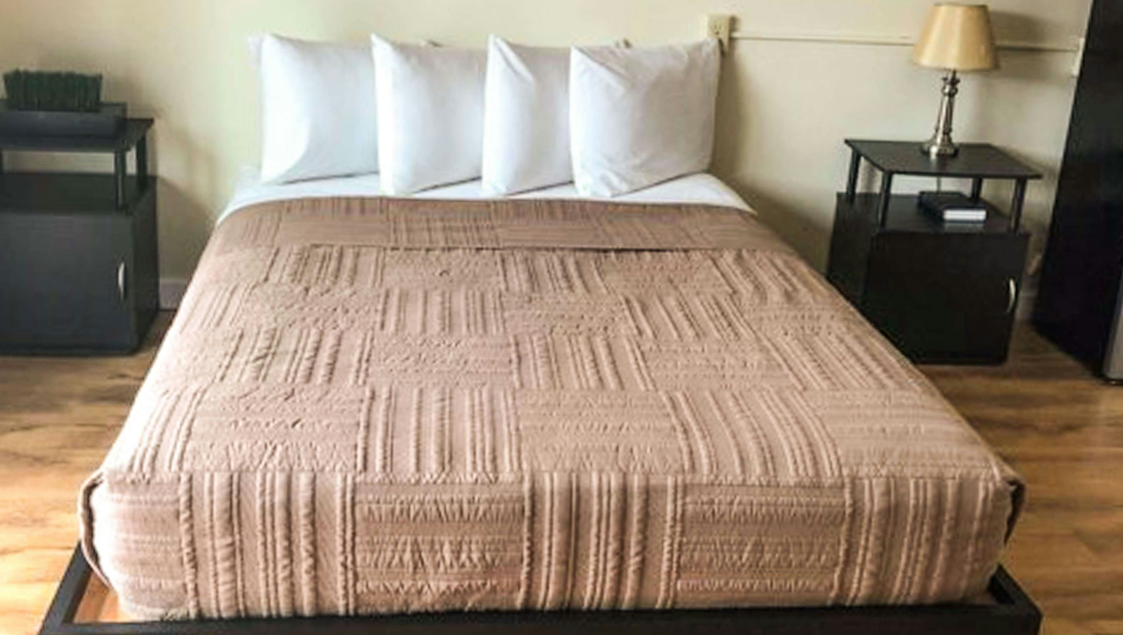 Colonial Inn Ellsworth 1 Queen Bed Accessible Non Smoking