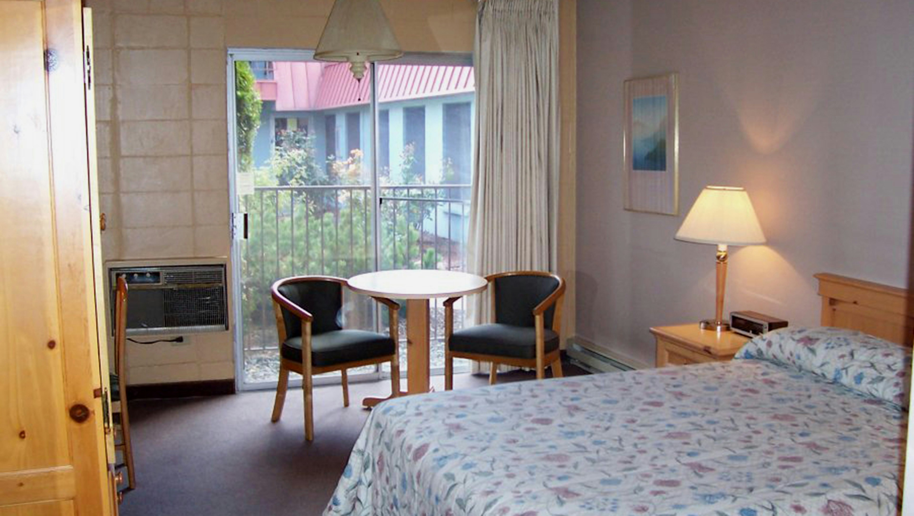 1 King Balcony Suite Nonsmoking