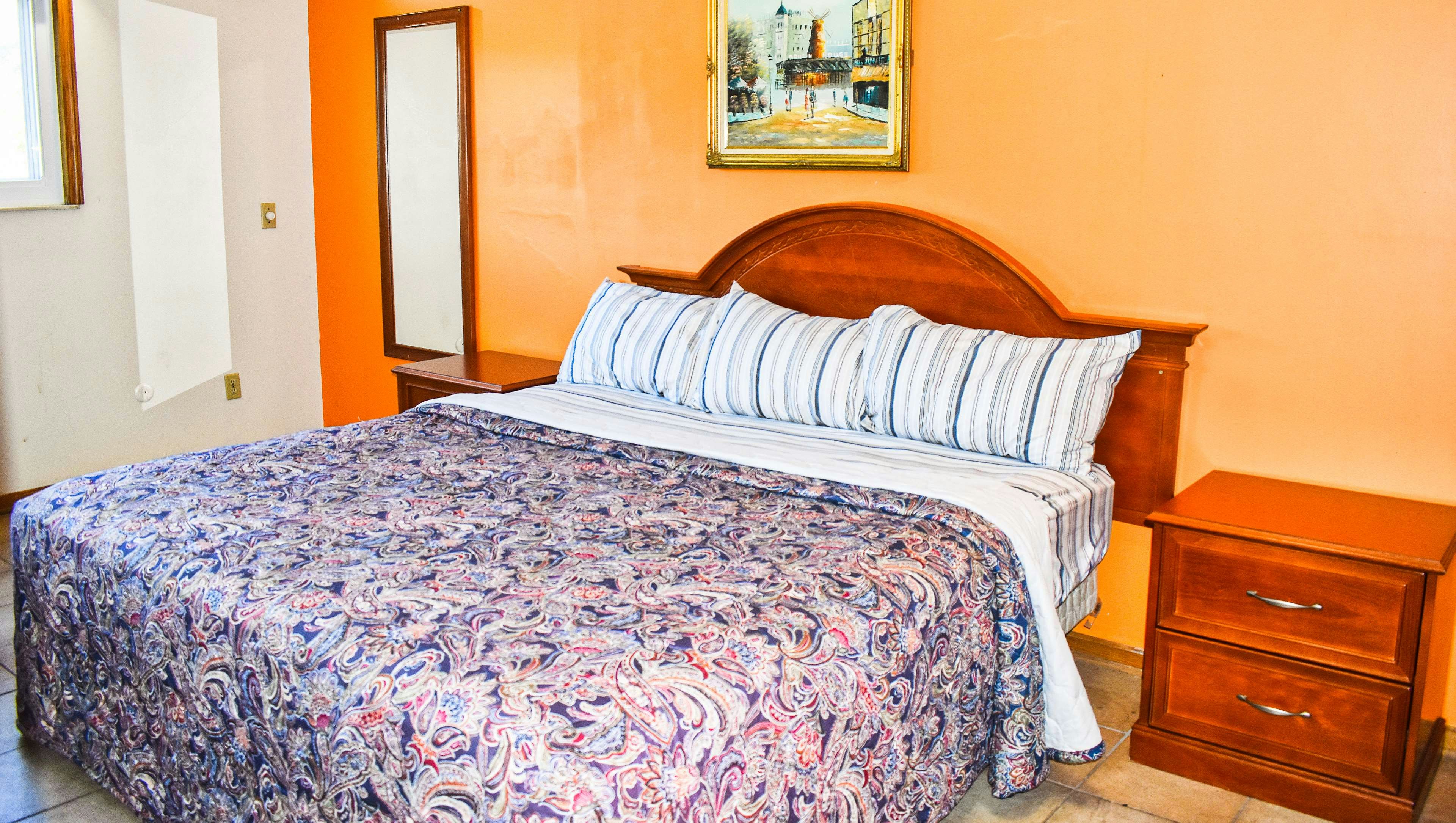 Magnuson Hotel Extended Stay Canton Ohio 1 King Bed Nonsmoking Kitchen Suite