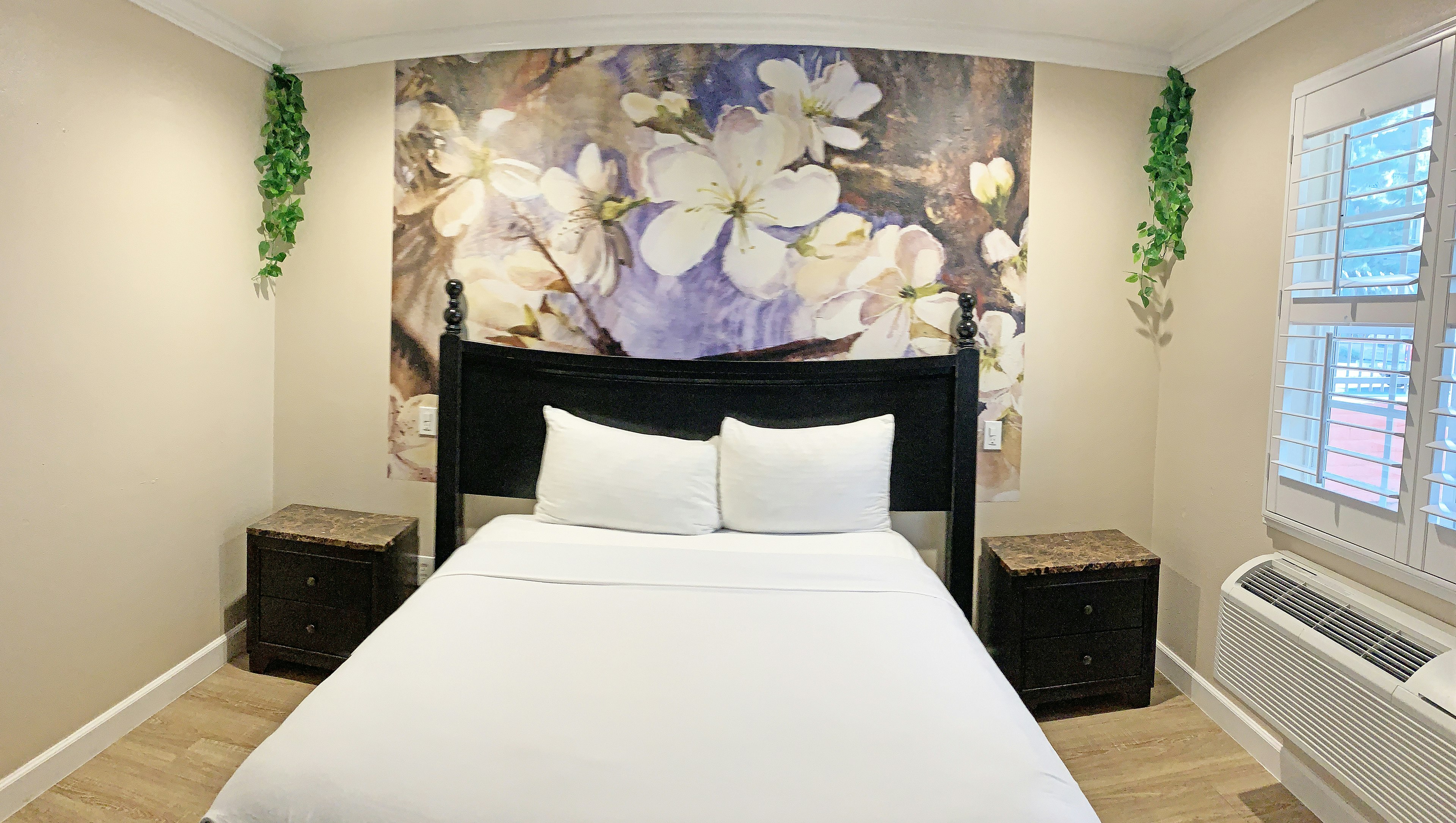 Escondido Inn 1 Queen Bed Accessible Nonsmoking