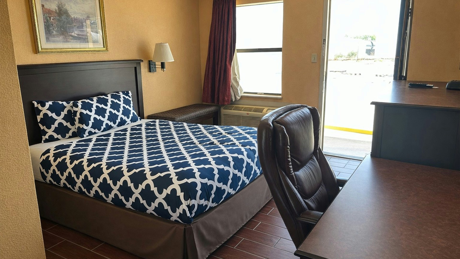 Apollo Lodge 1 Queen Bed Smoking