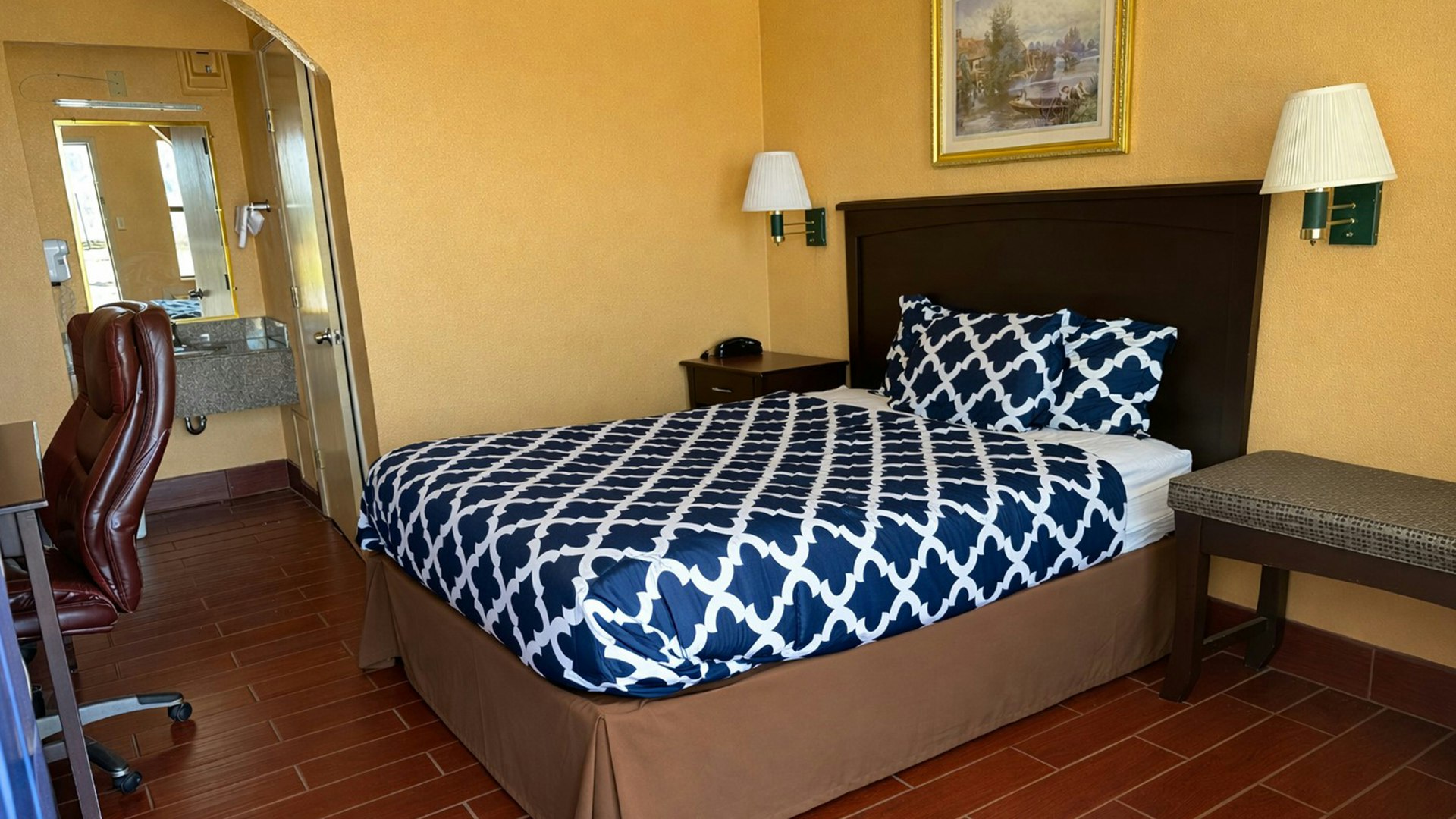 Apollo Lodge 1 Queen Bed Nonsmoking