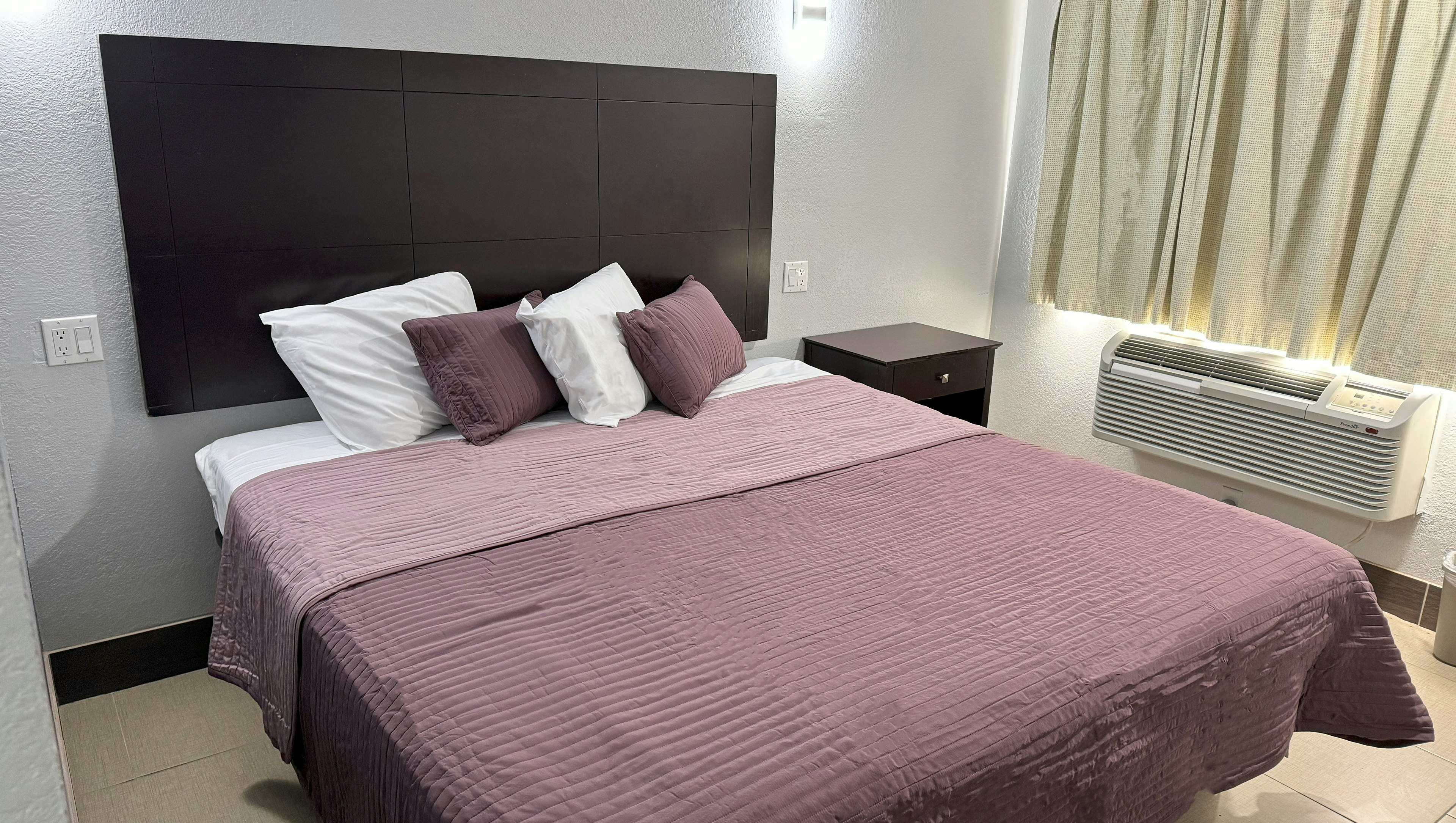 1 King Bed Nonsmoking