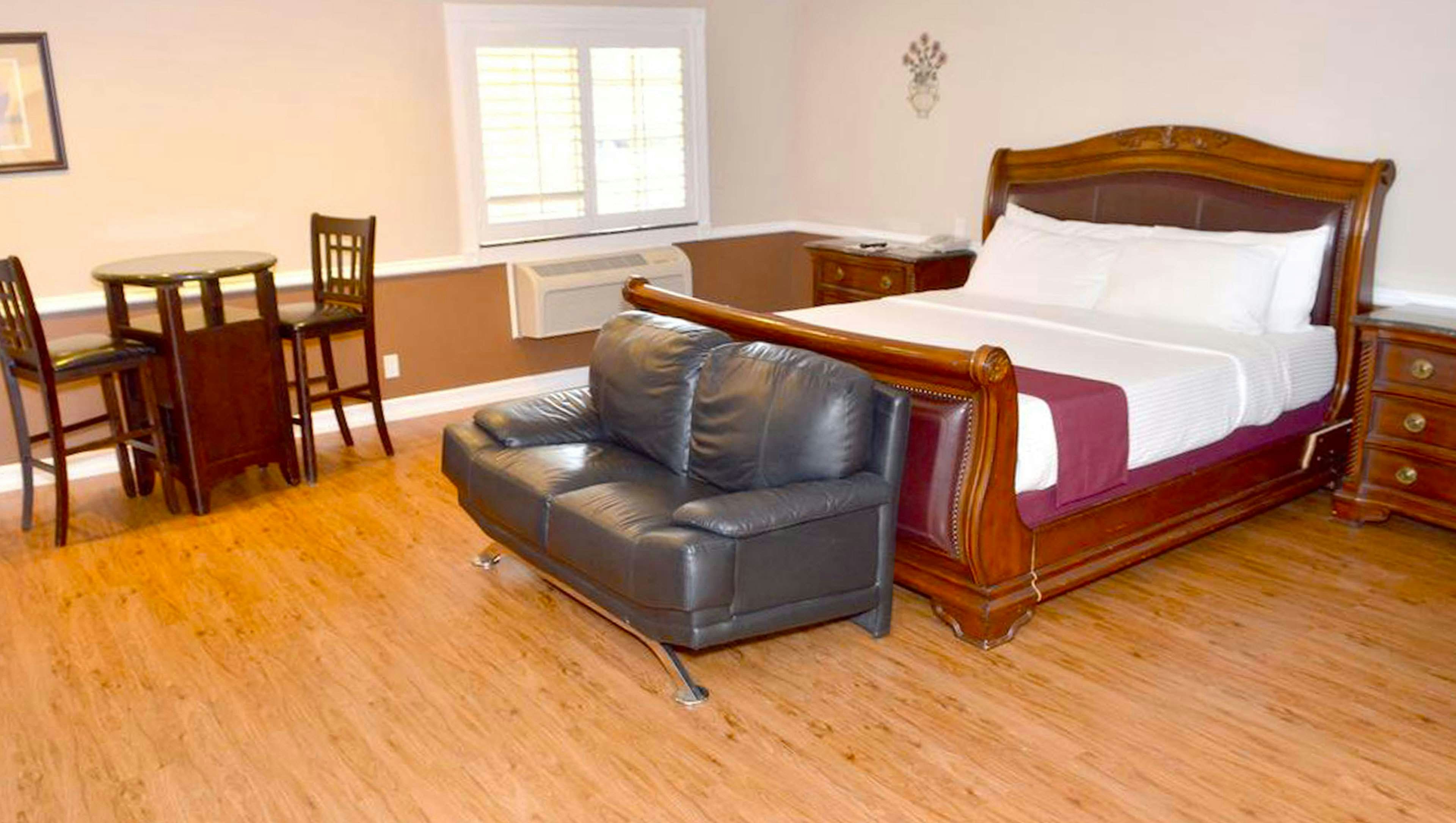 Dynasty Suites Hotel Riverside 1 King Honeymoon Suite / Jacuzzi Nonsmoking