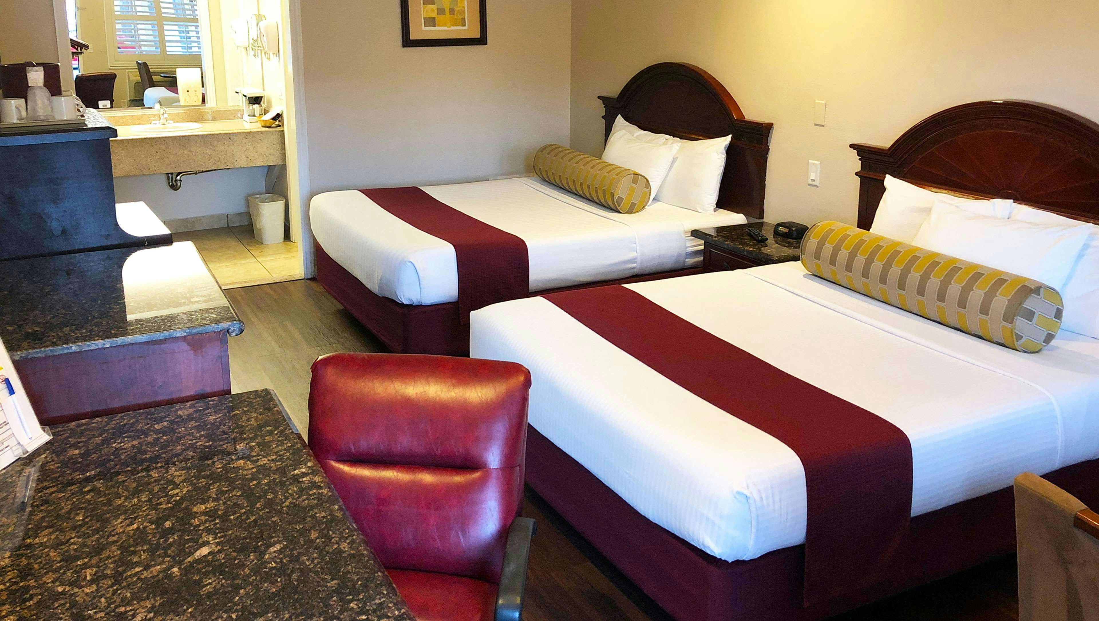 Dynasty Suites Hotel Riverside 2 Queen Beds Nonsmoking