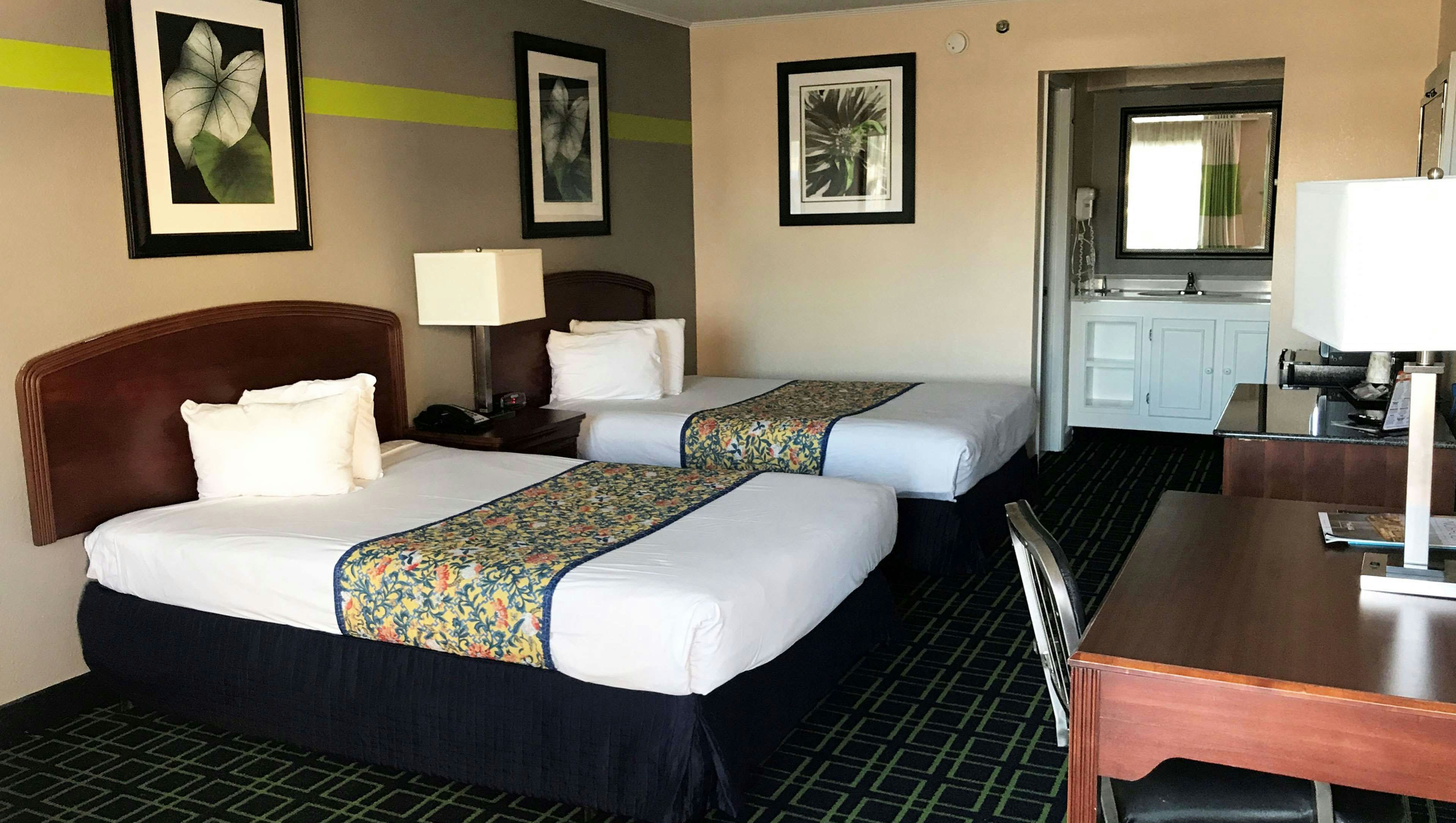 Magnuson Hotel Virginia Beach 2 Business Double Beds-Nonsmoking