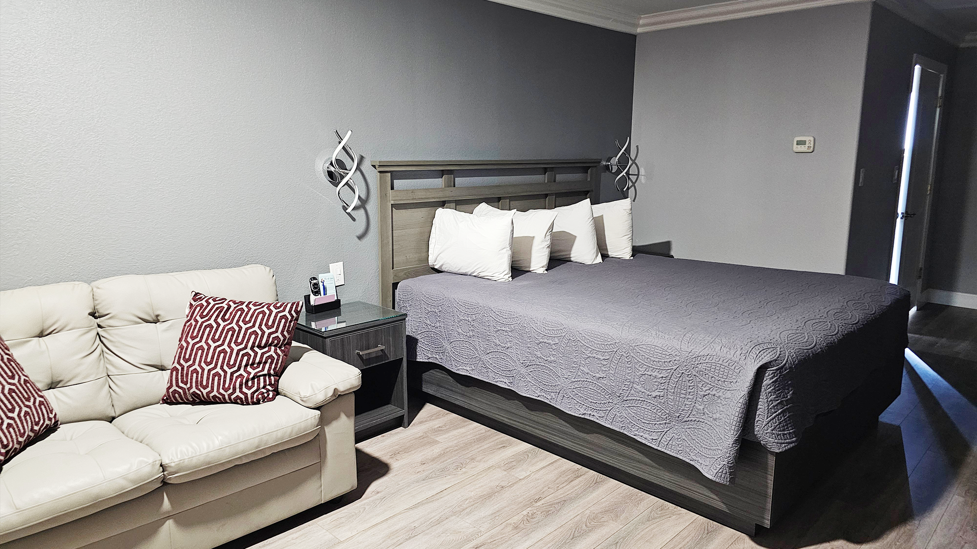 1 King Bed Deluxe Nonsmoking