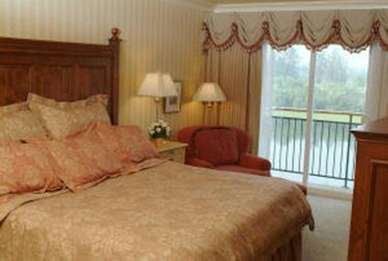 Pikes Waterfront Lodge