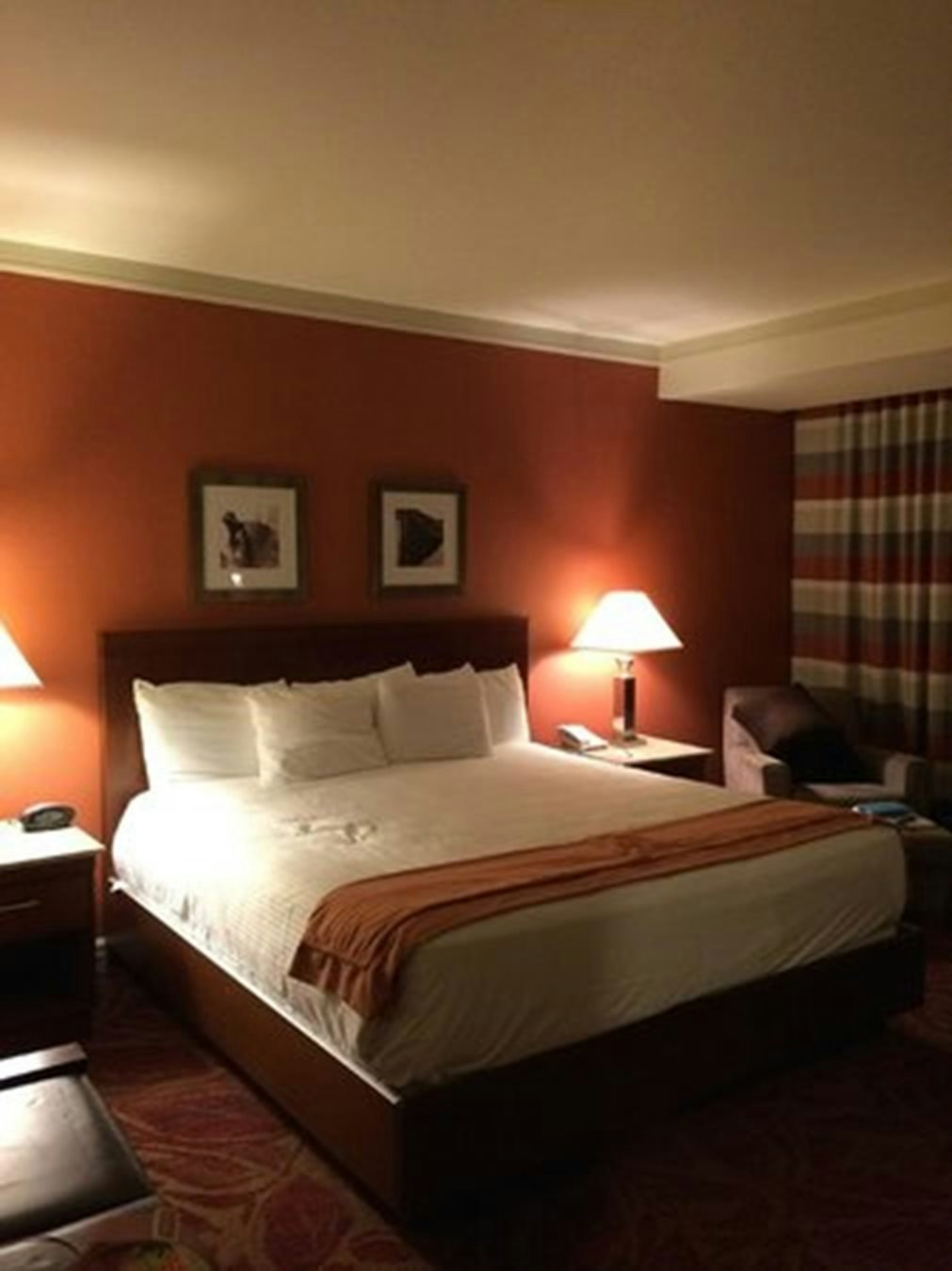 DELUXE KING ROOM