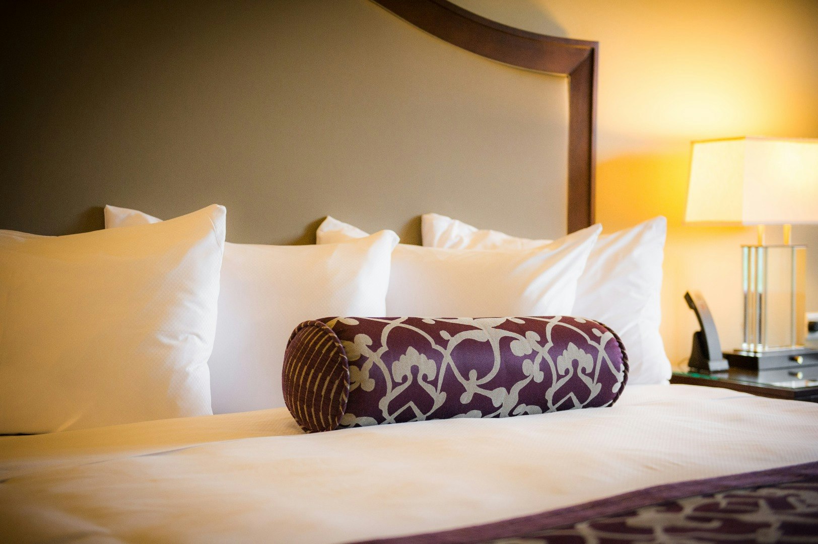 ADA Lakeshore Queen - One Queen Bed