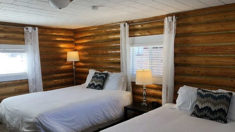 2 QUEEN CABIN