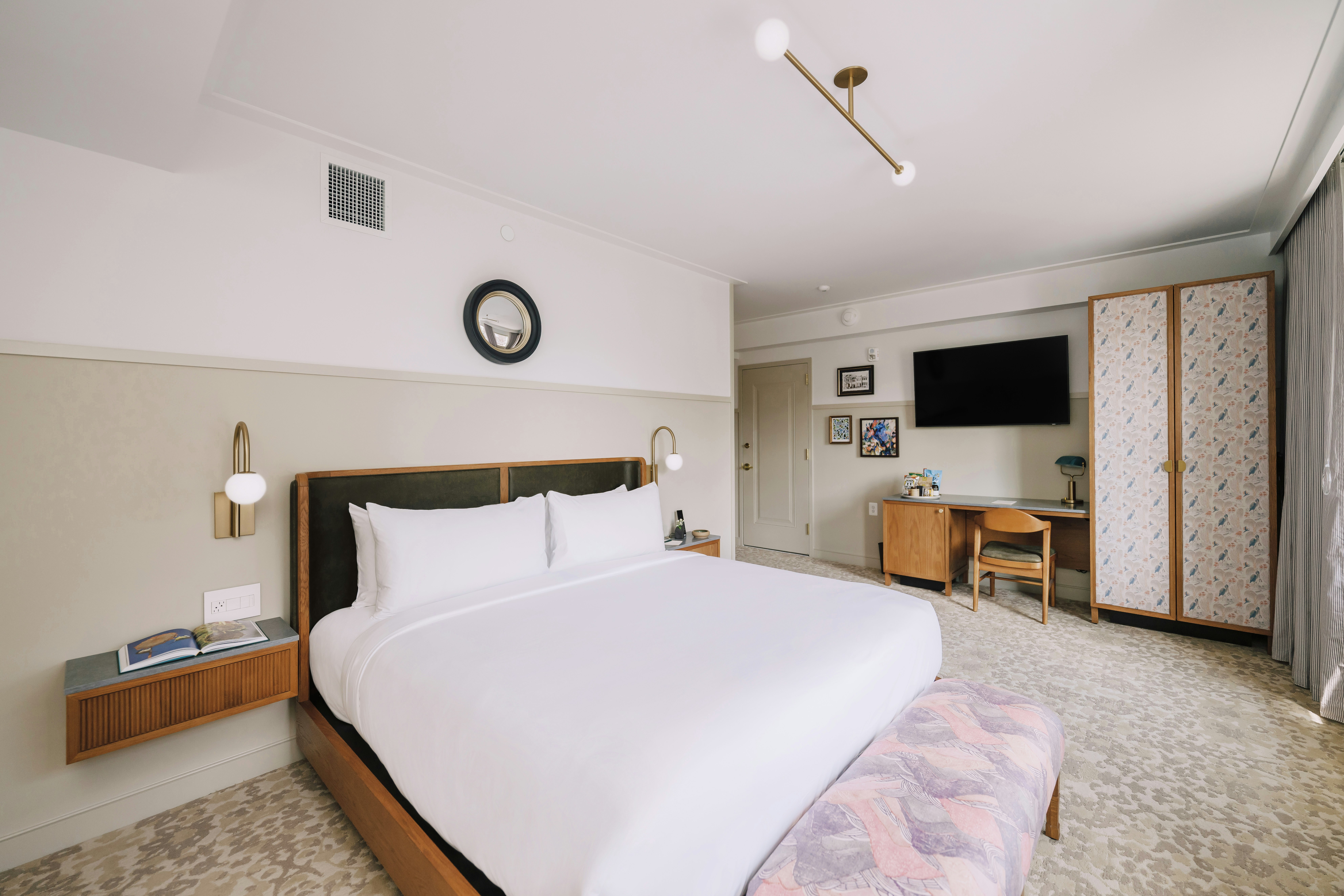Deluxe King Guestroom ADA