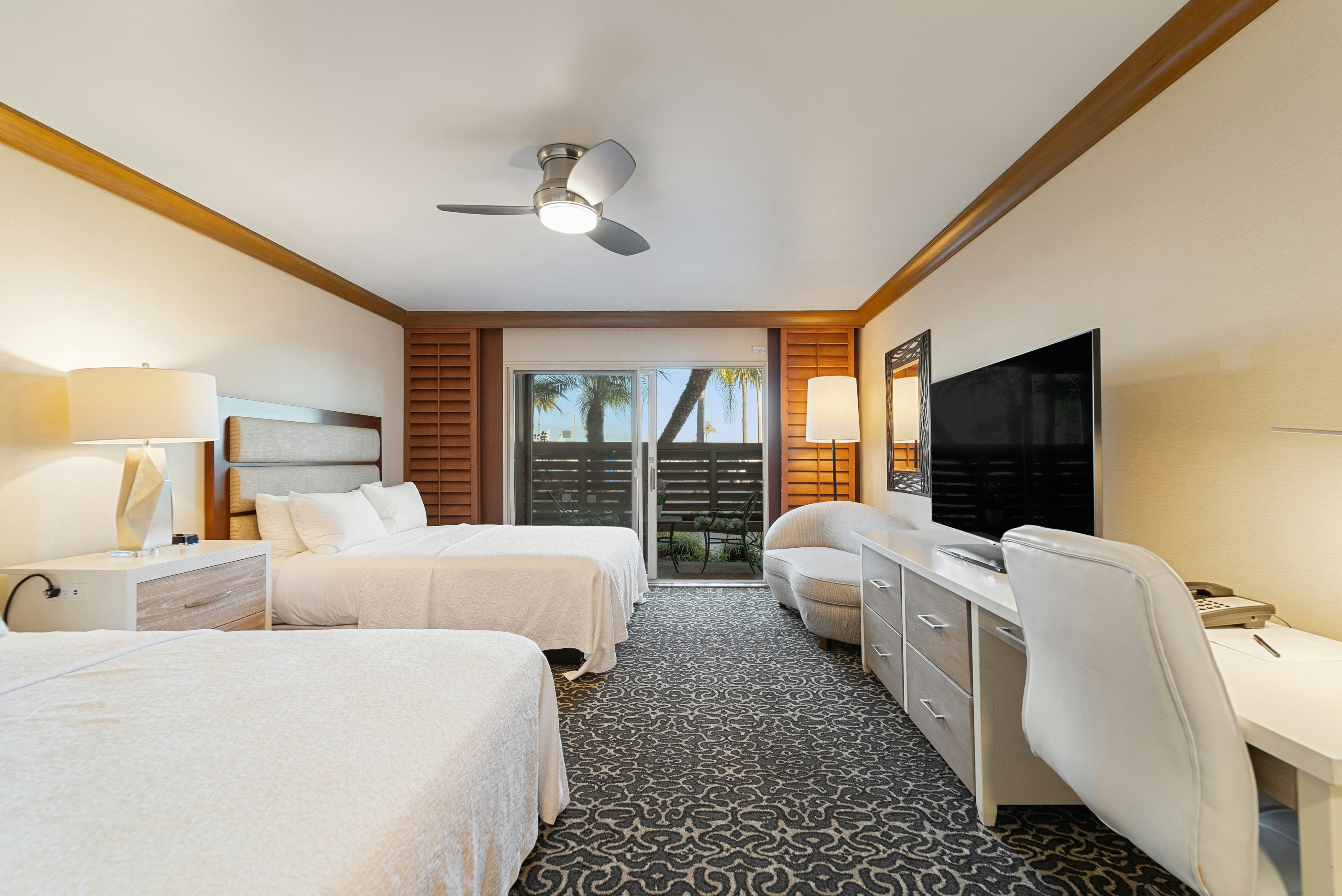 STANDARD QUEEN NON VIEW MOBILITY/ACCESSIBLE ROOM WITH BATHTUB