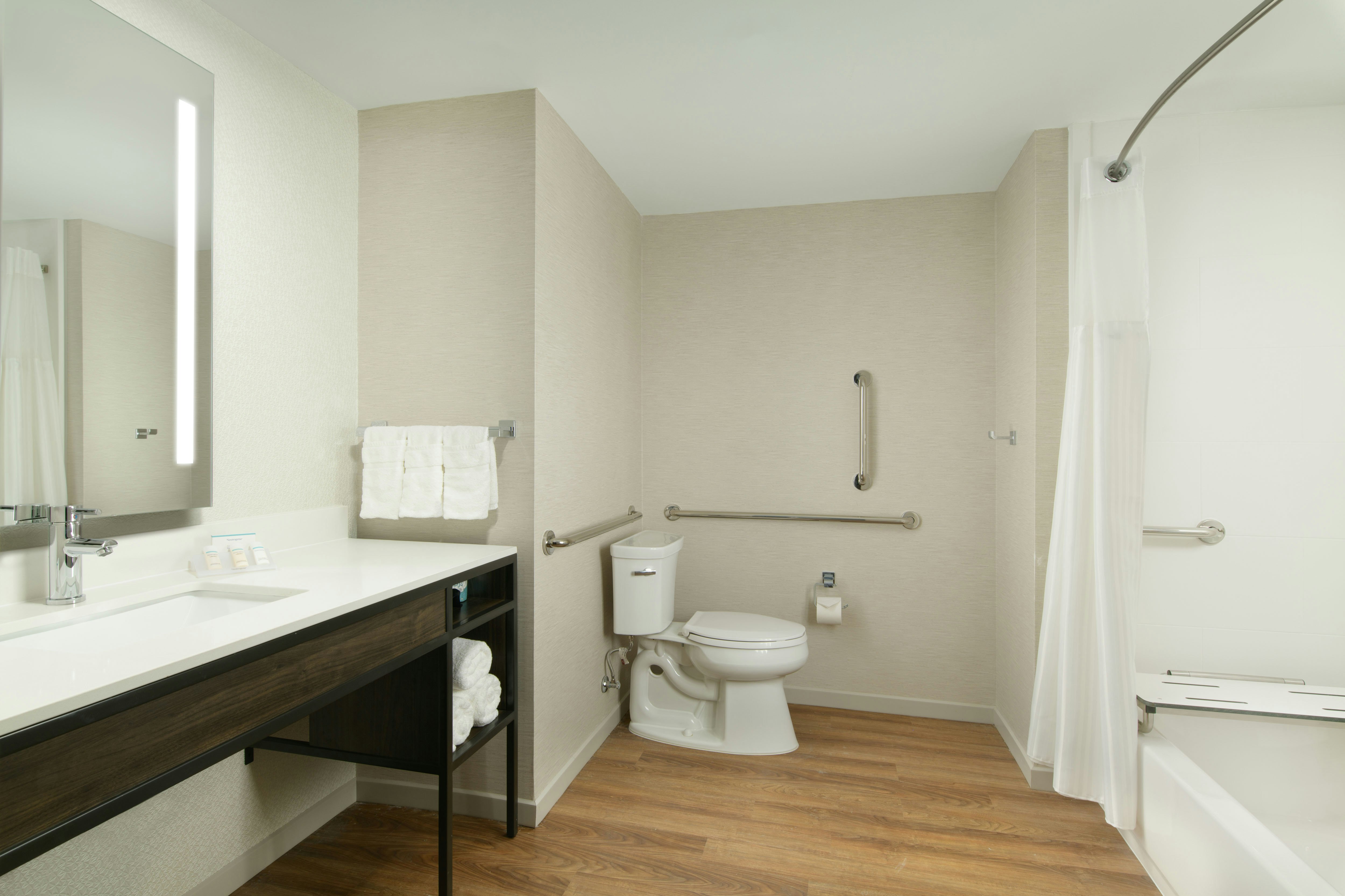 1 KING ACC DLX RM W/TUB