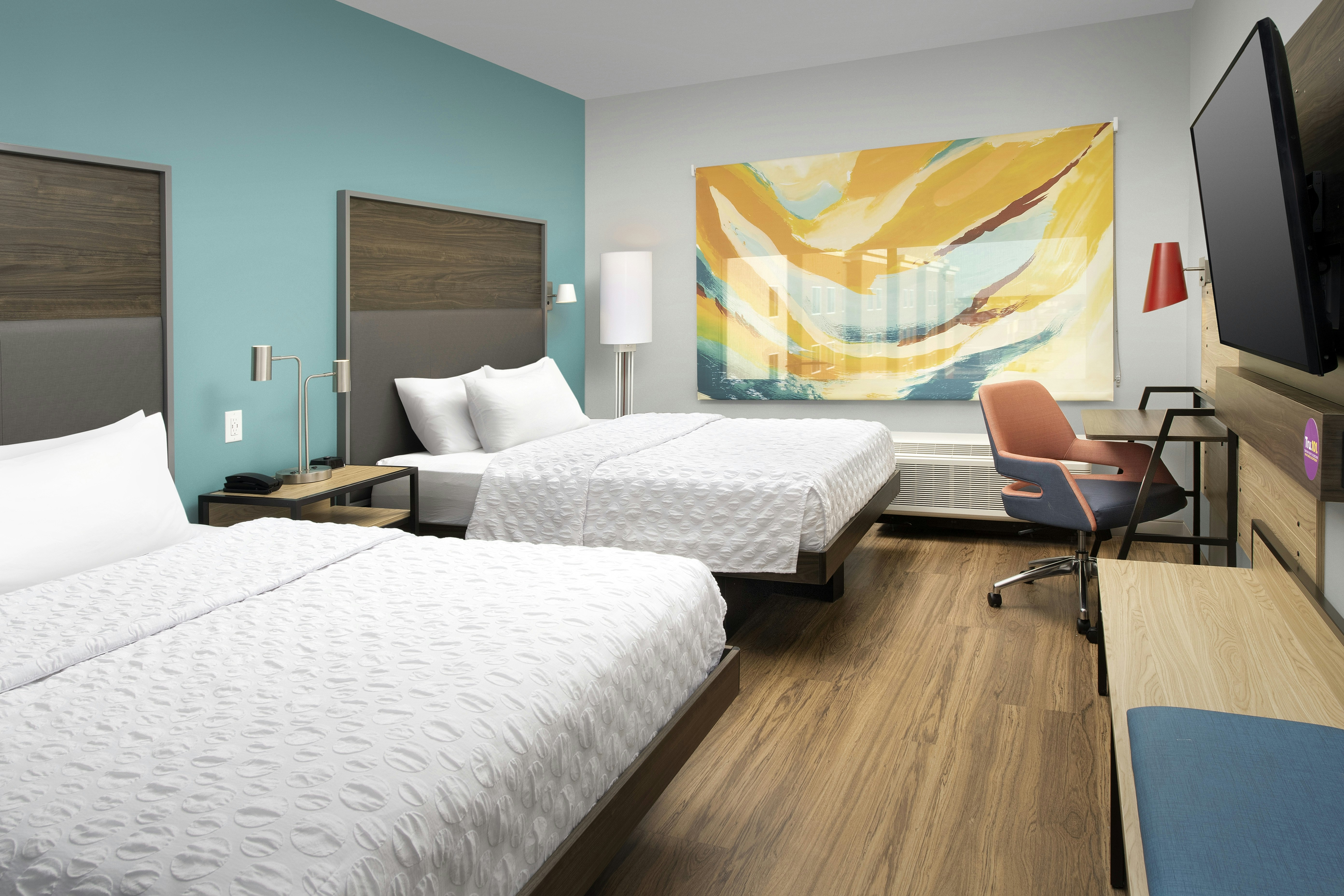 2 QUEEN BEDS