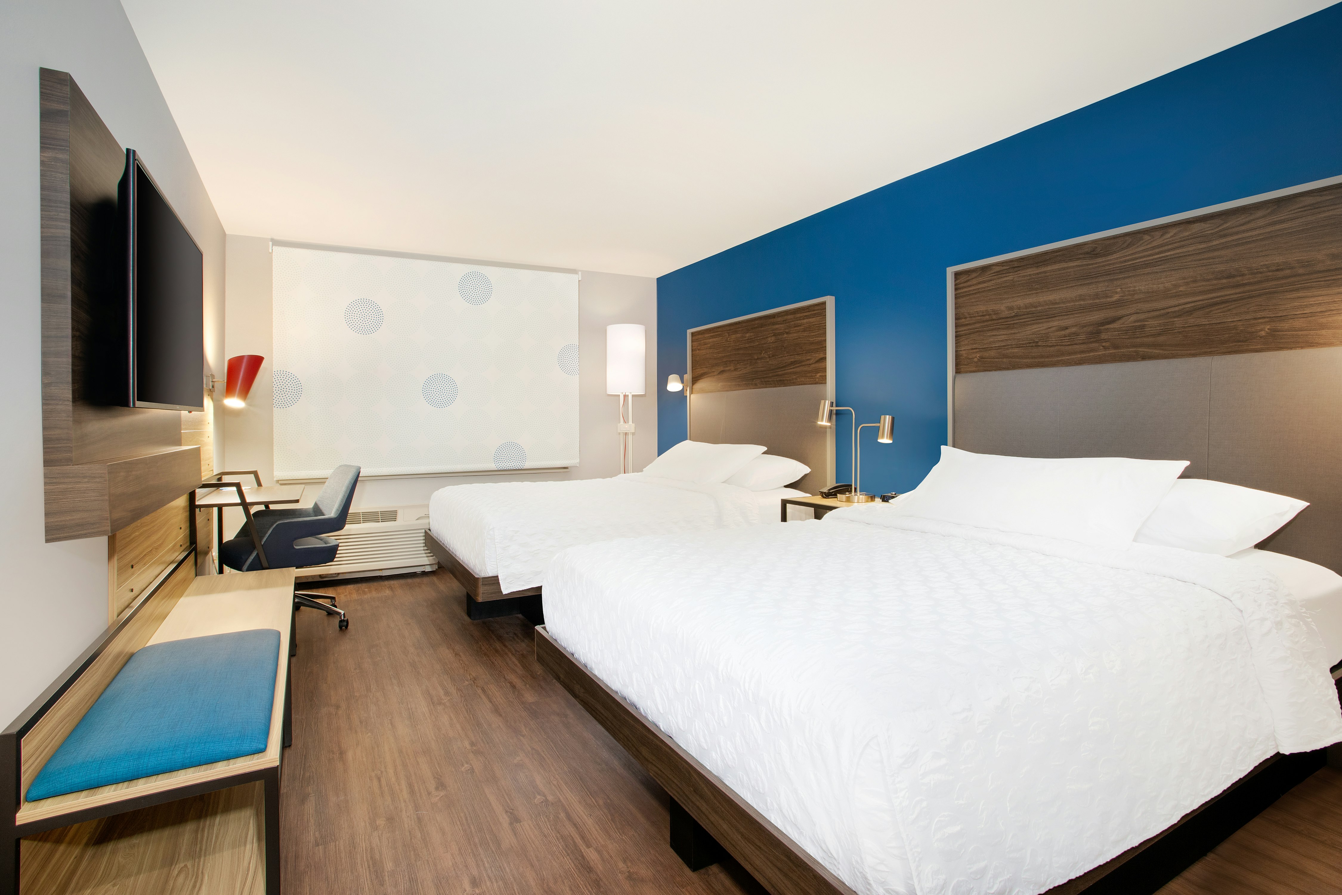 2 QUEEN BEDS