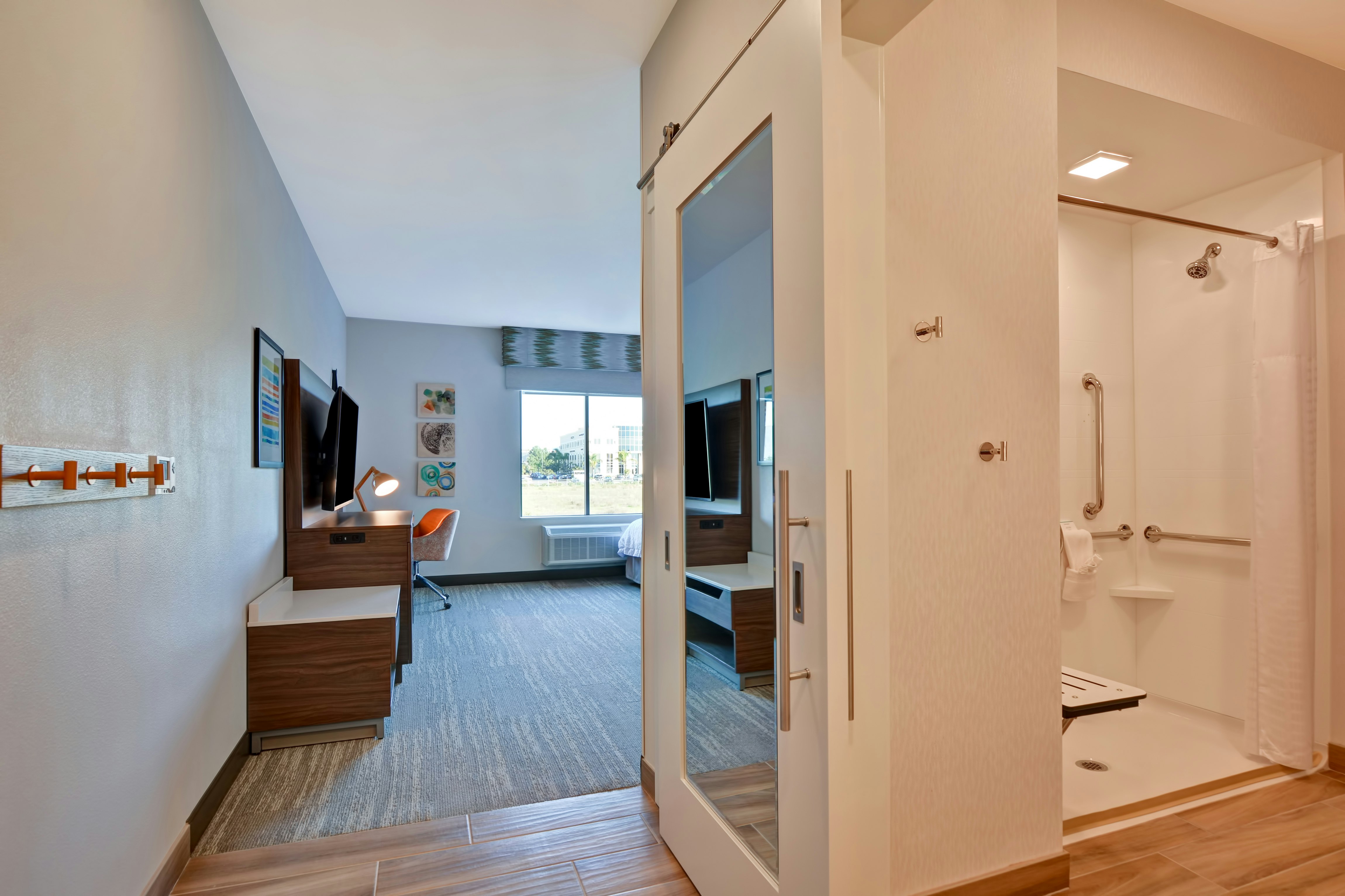 1 KING ACCESS RM W/RI NS