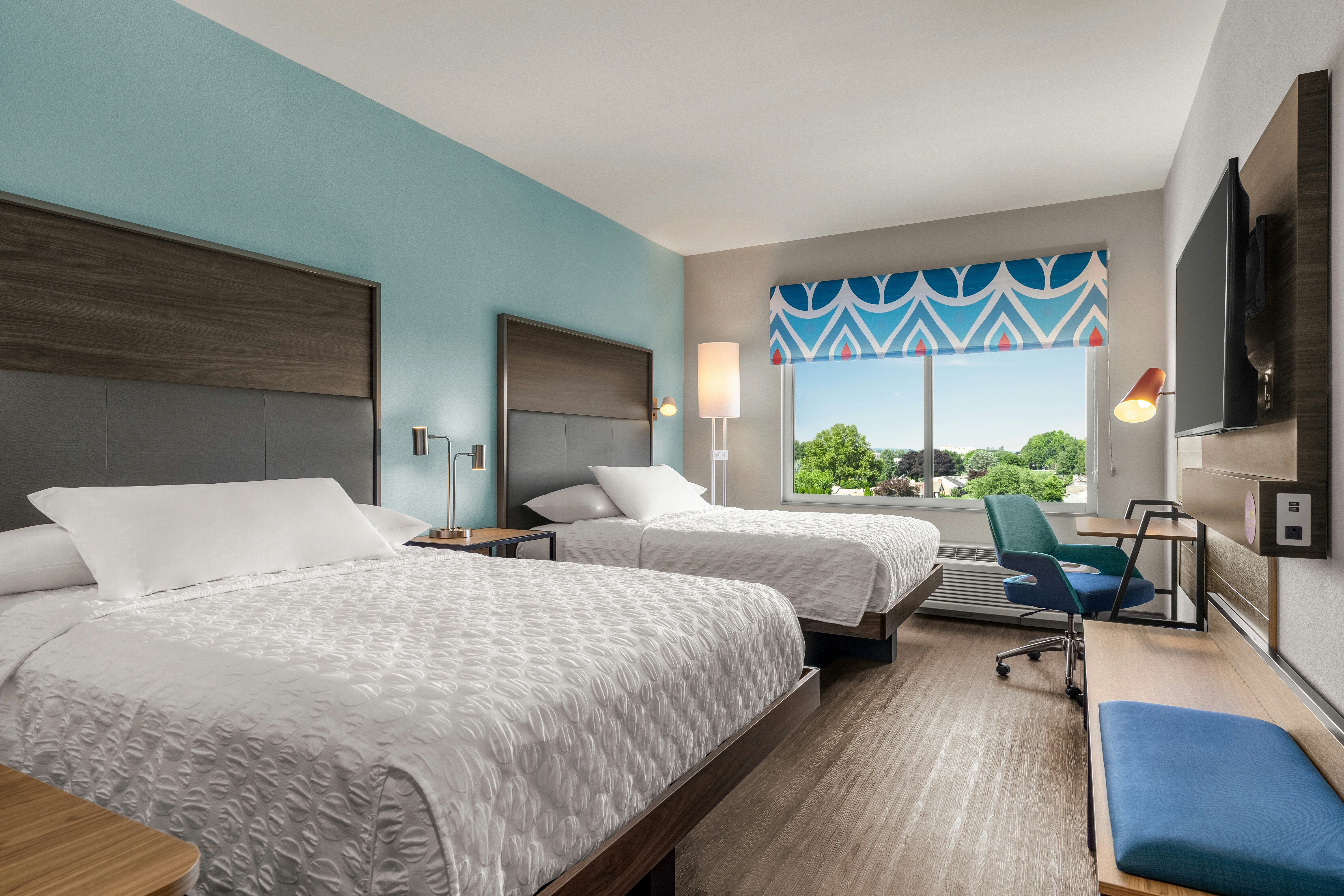 2 QUEEN BEDS