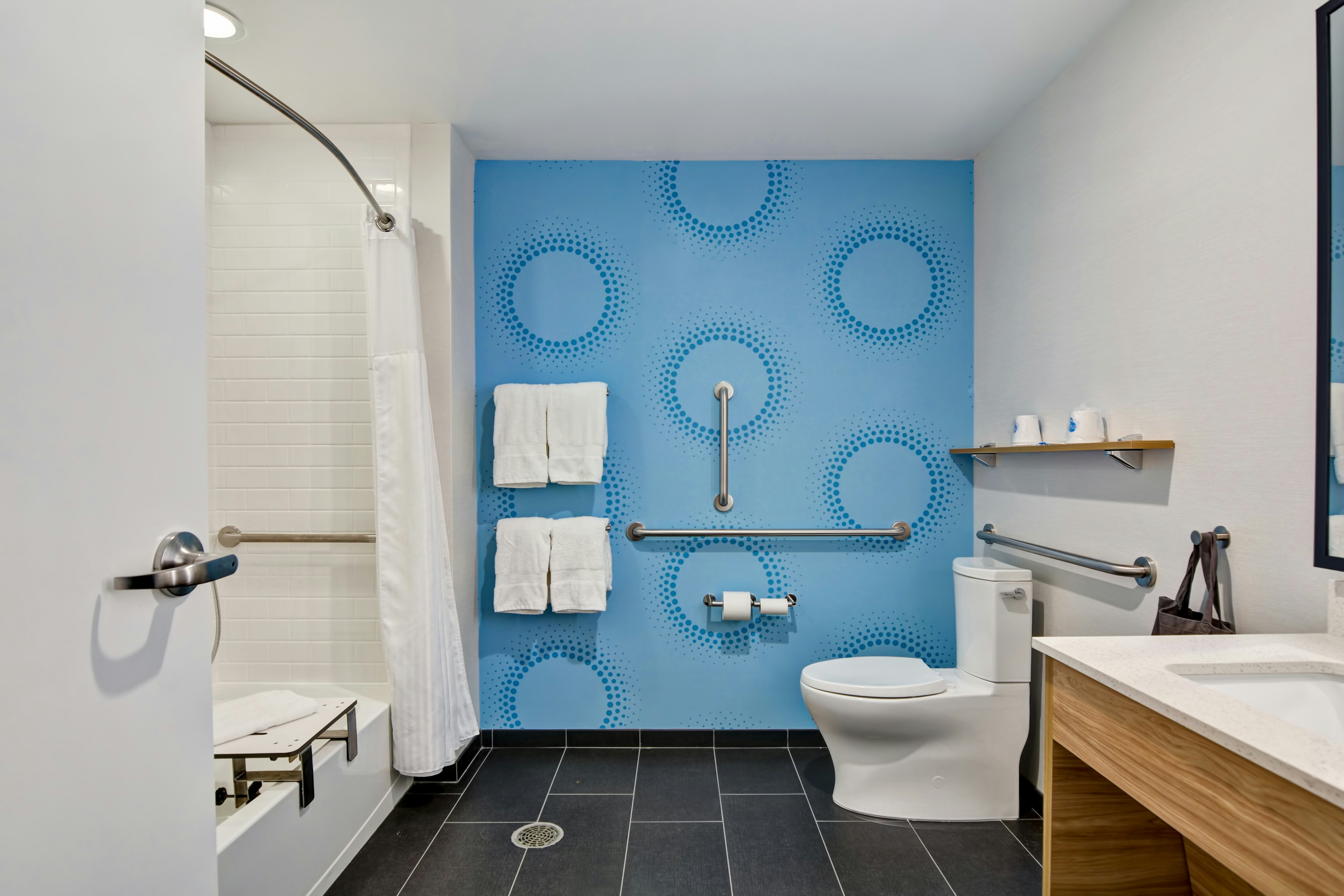 1 KING ACCESSIBLE TUB