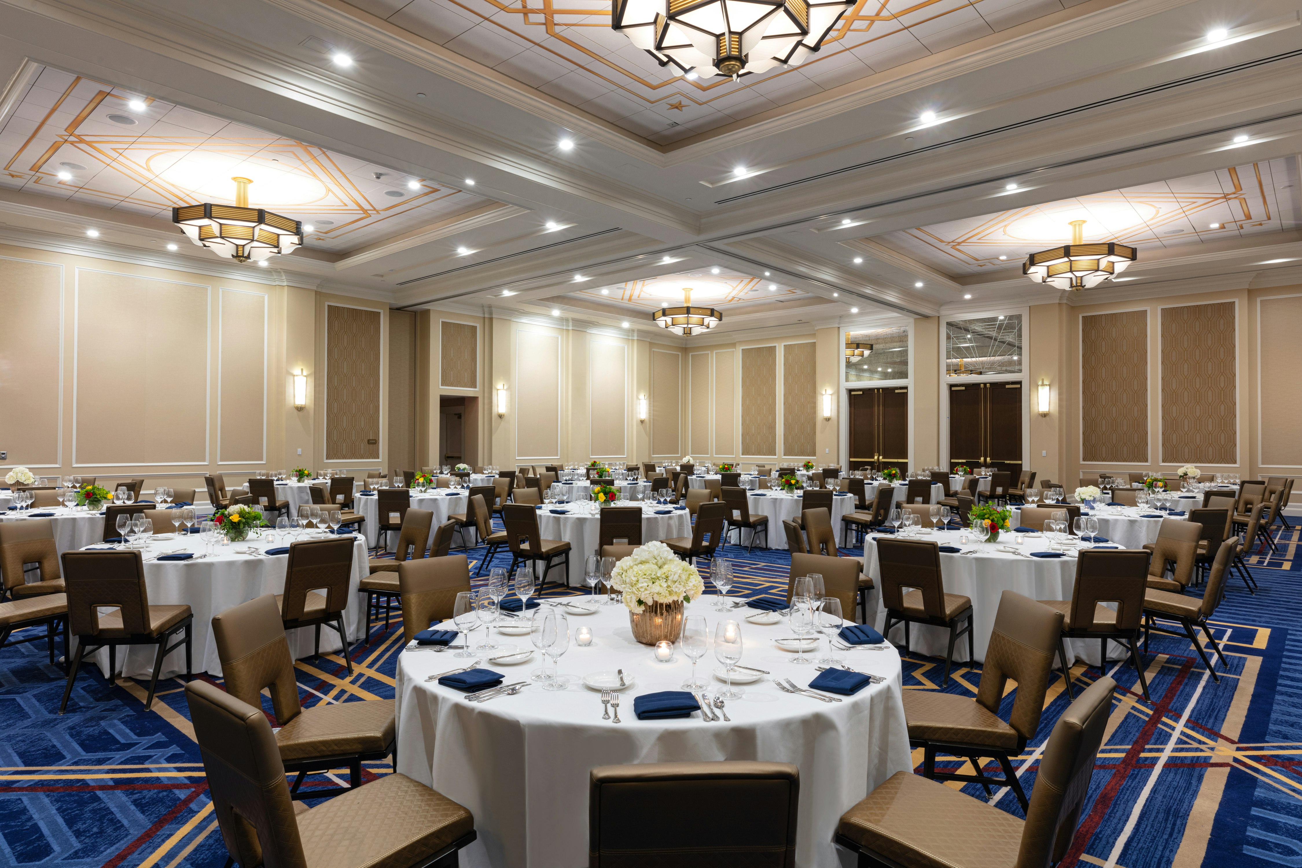 The Higgins Hotel New Orleans, Curio Collection by Hilton