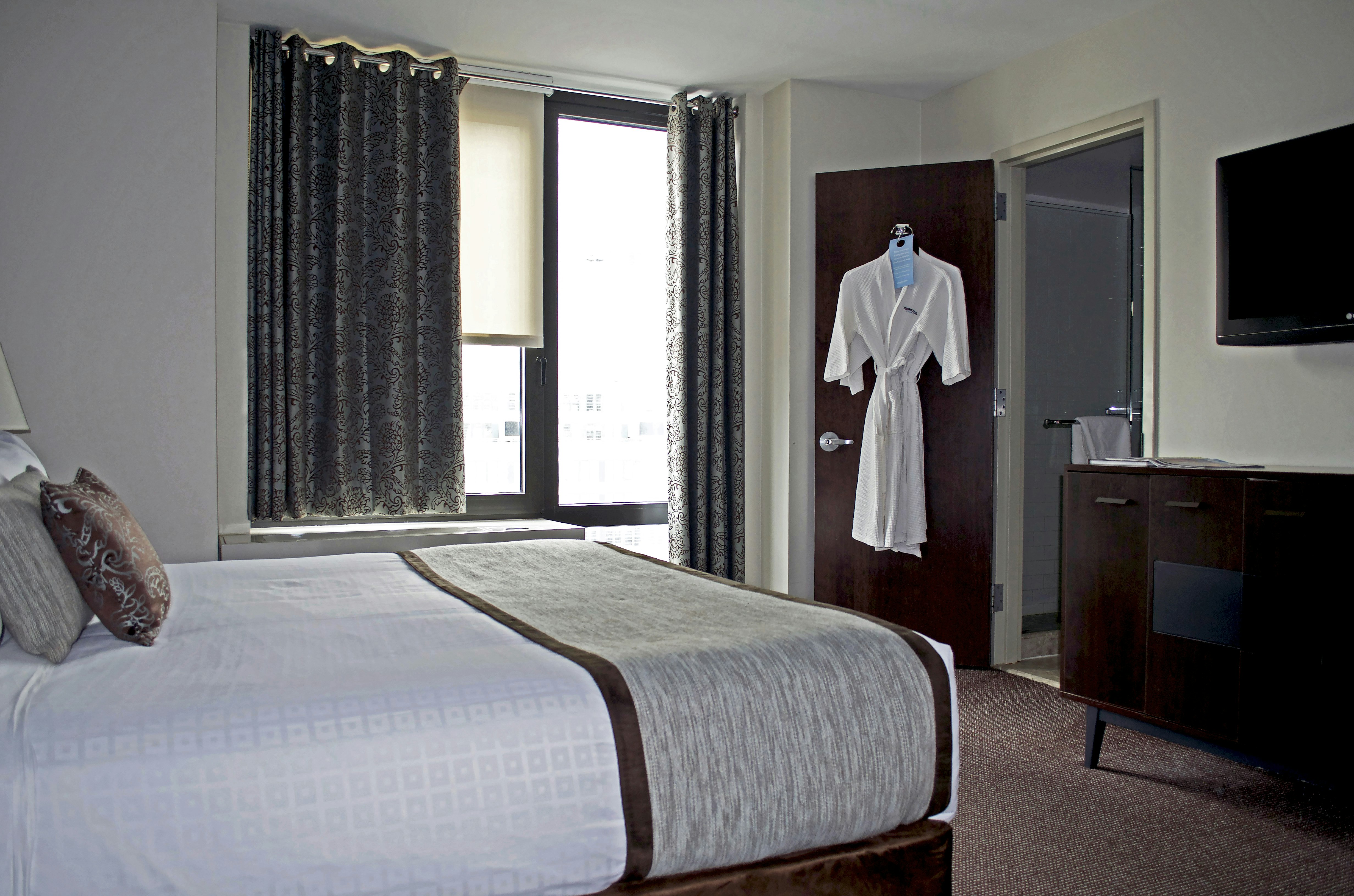 1 KING BED DELUXE ROOM