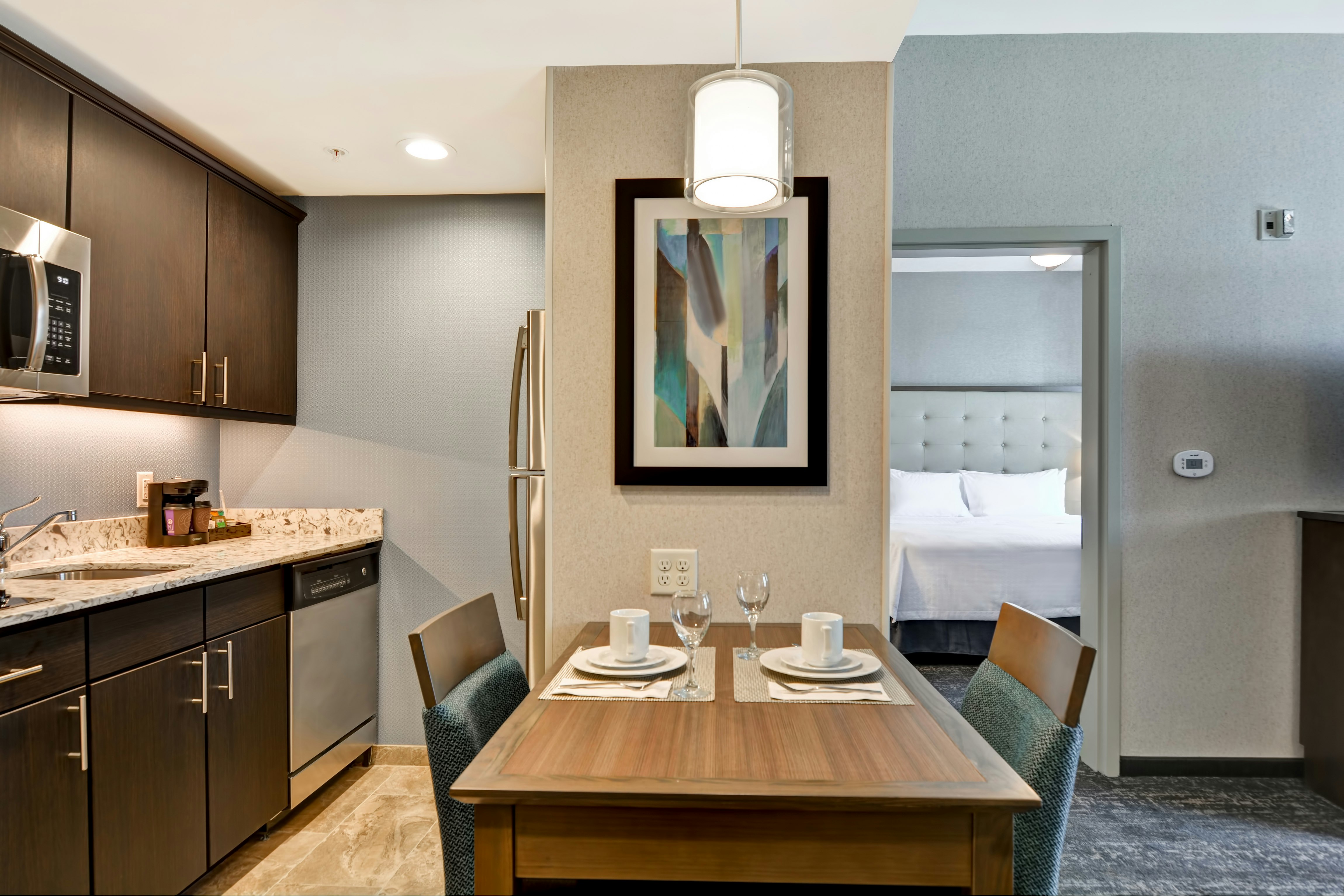 1KNG/2QNS 2BDRM STE NOSMOK