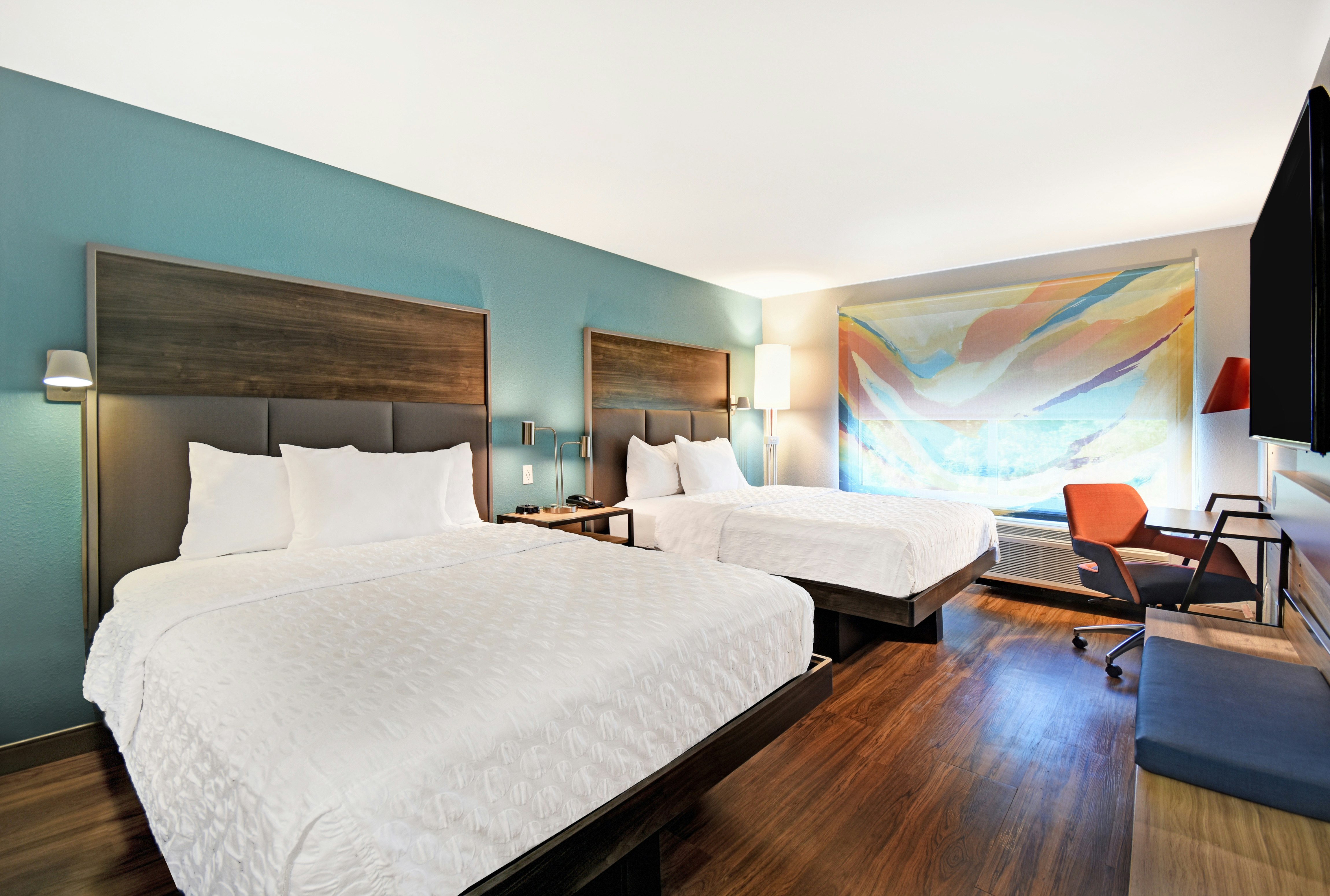 2 QUEEN BEDS