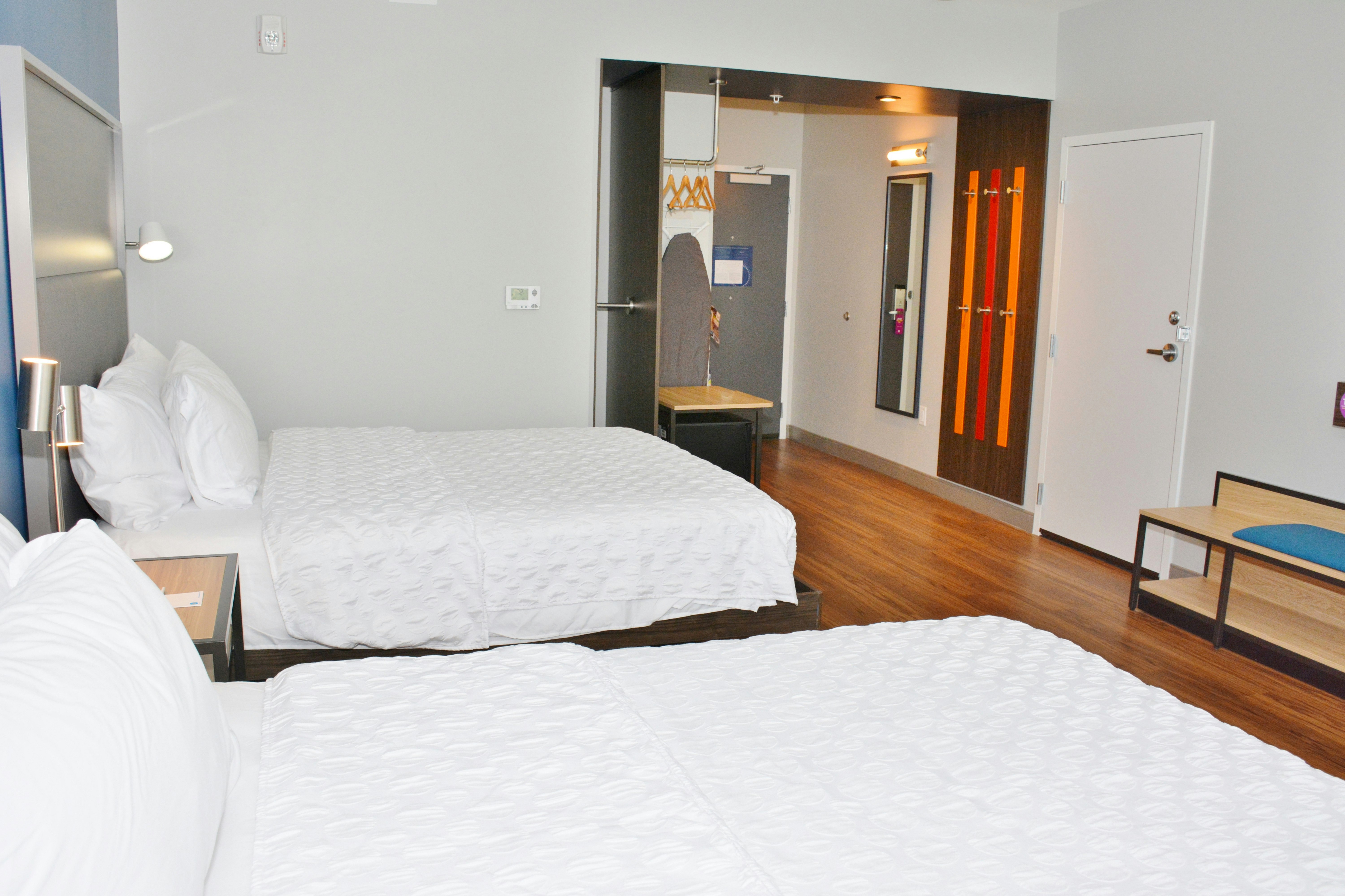 2 QUEEN BEDS