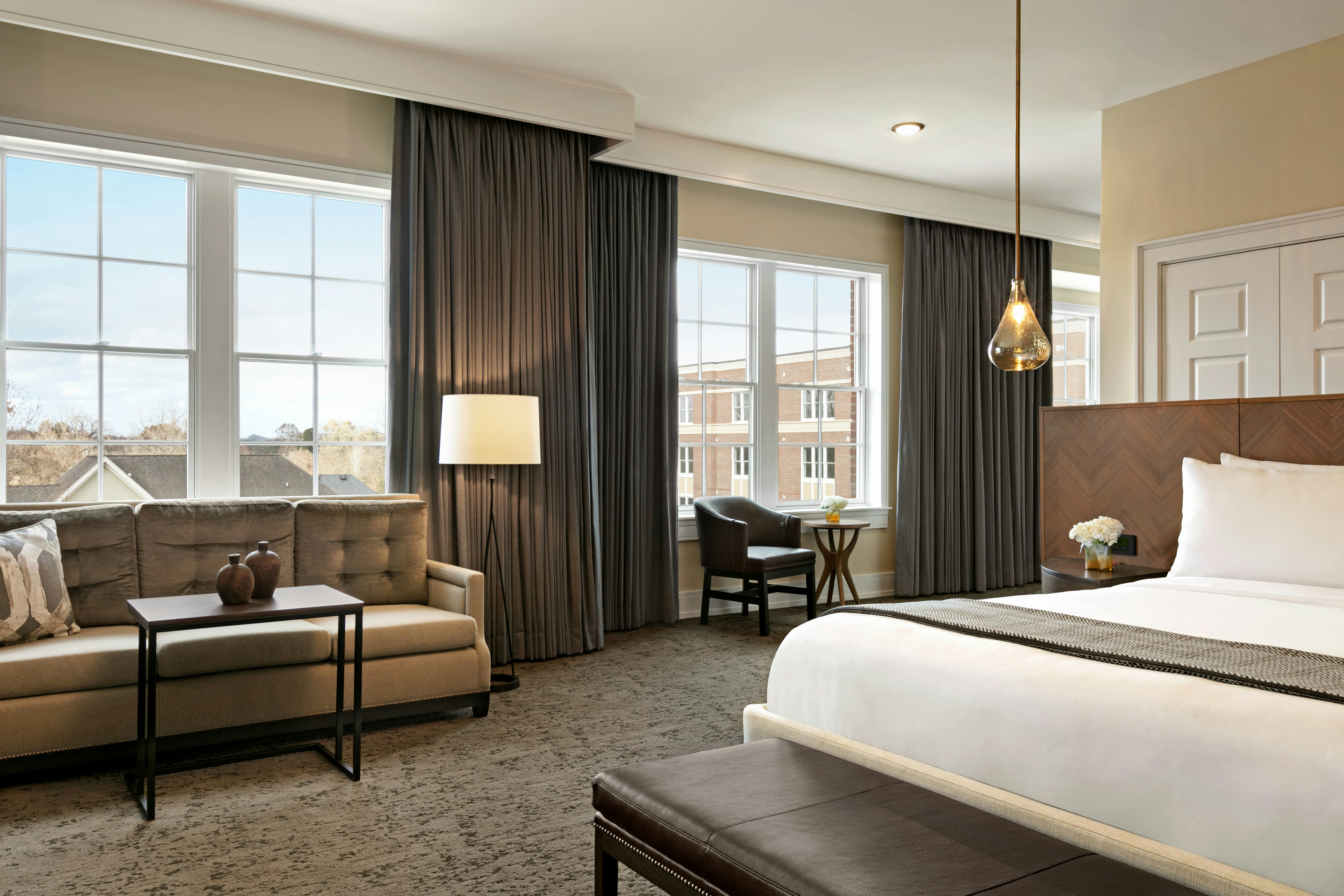 1 KING BED CORNER JR SUITE