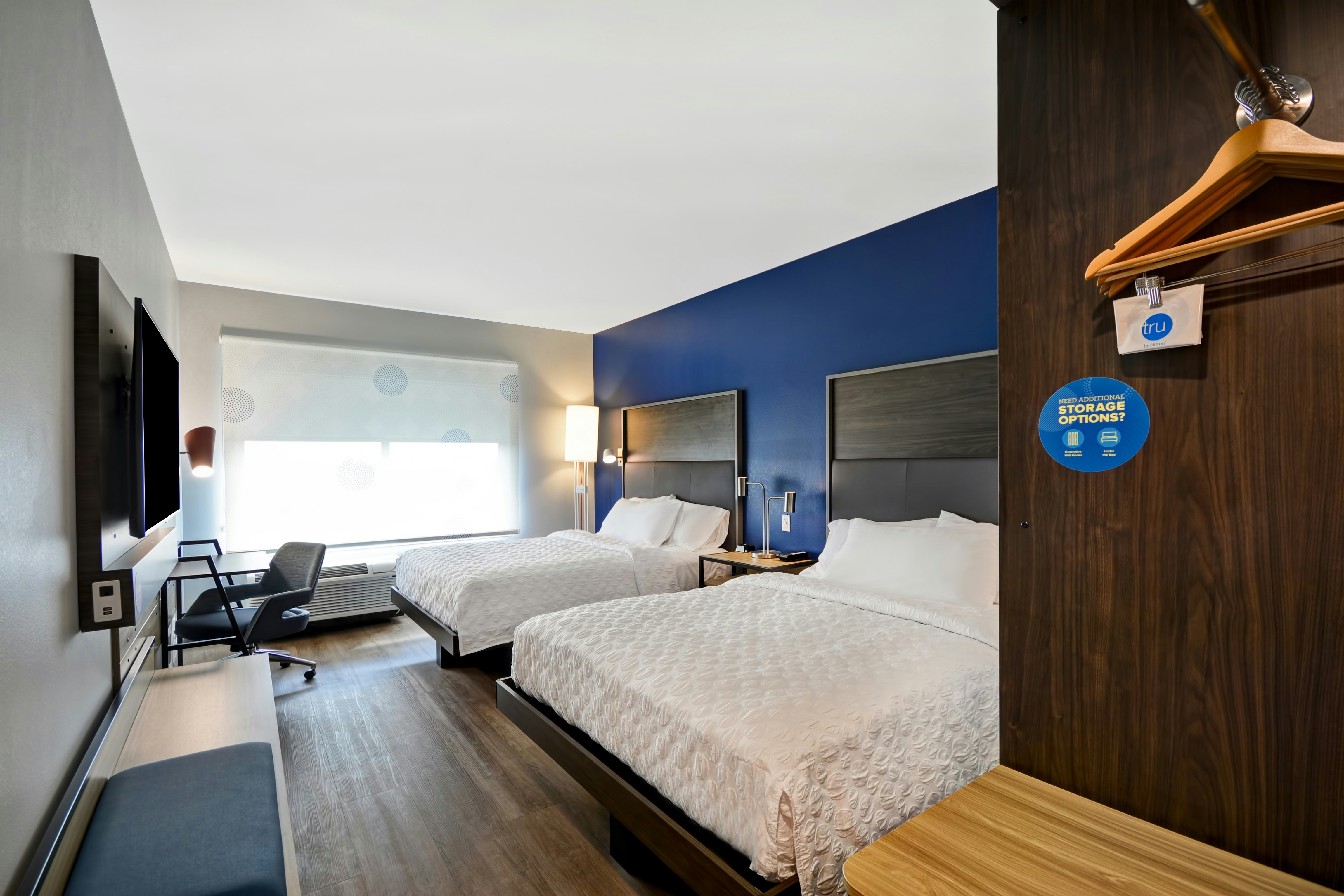 2 QUEEN BEDS