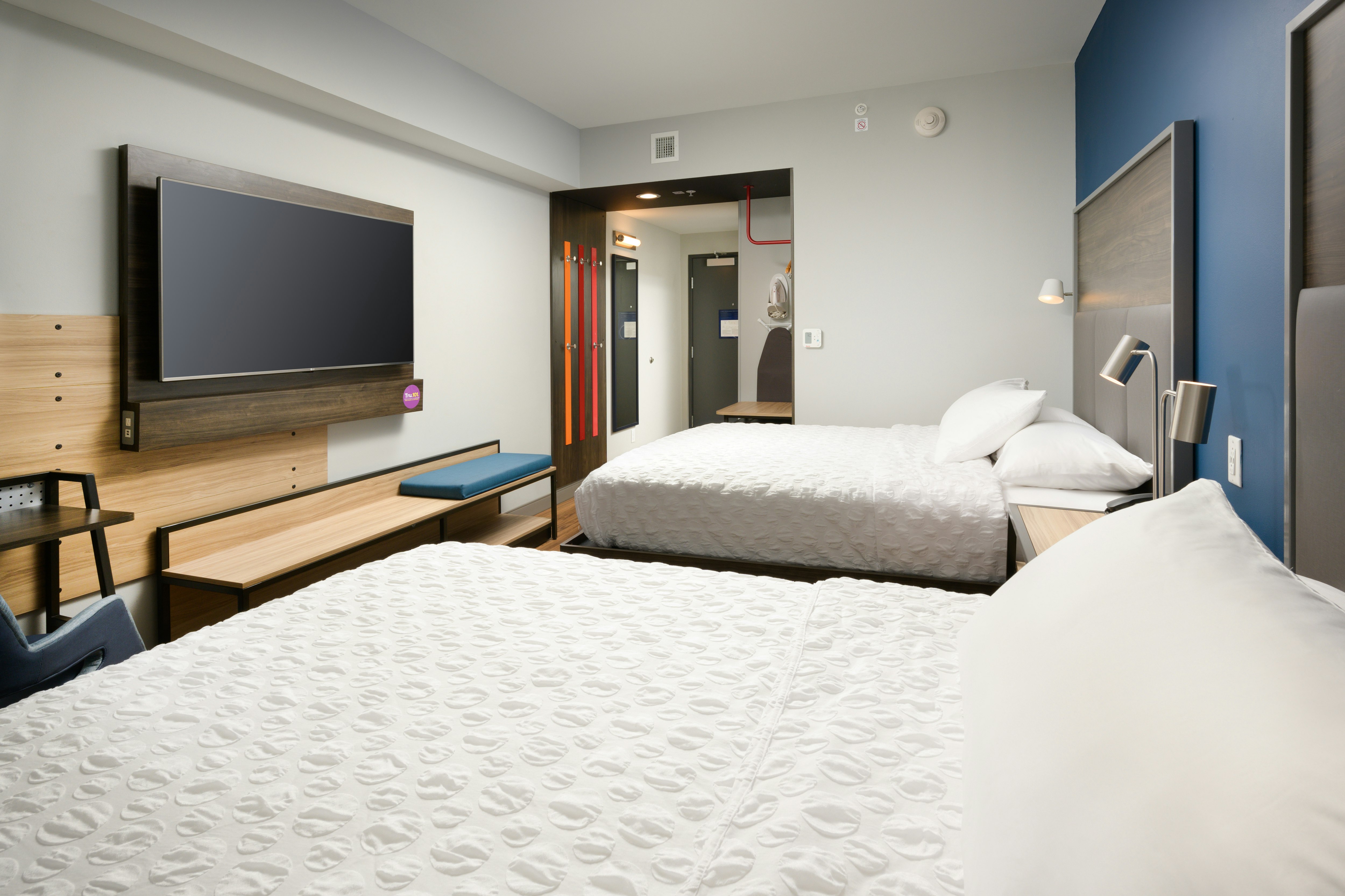 2 QUEEN BEDS