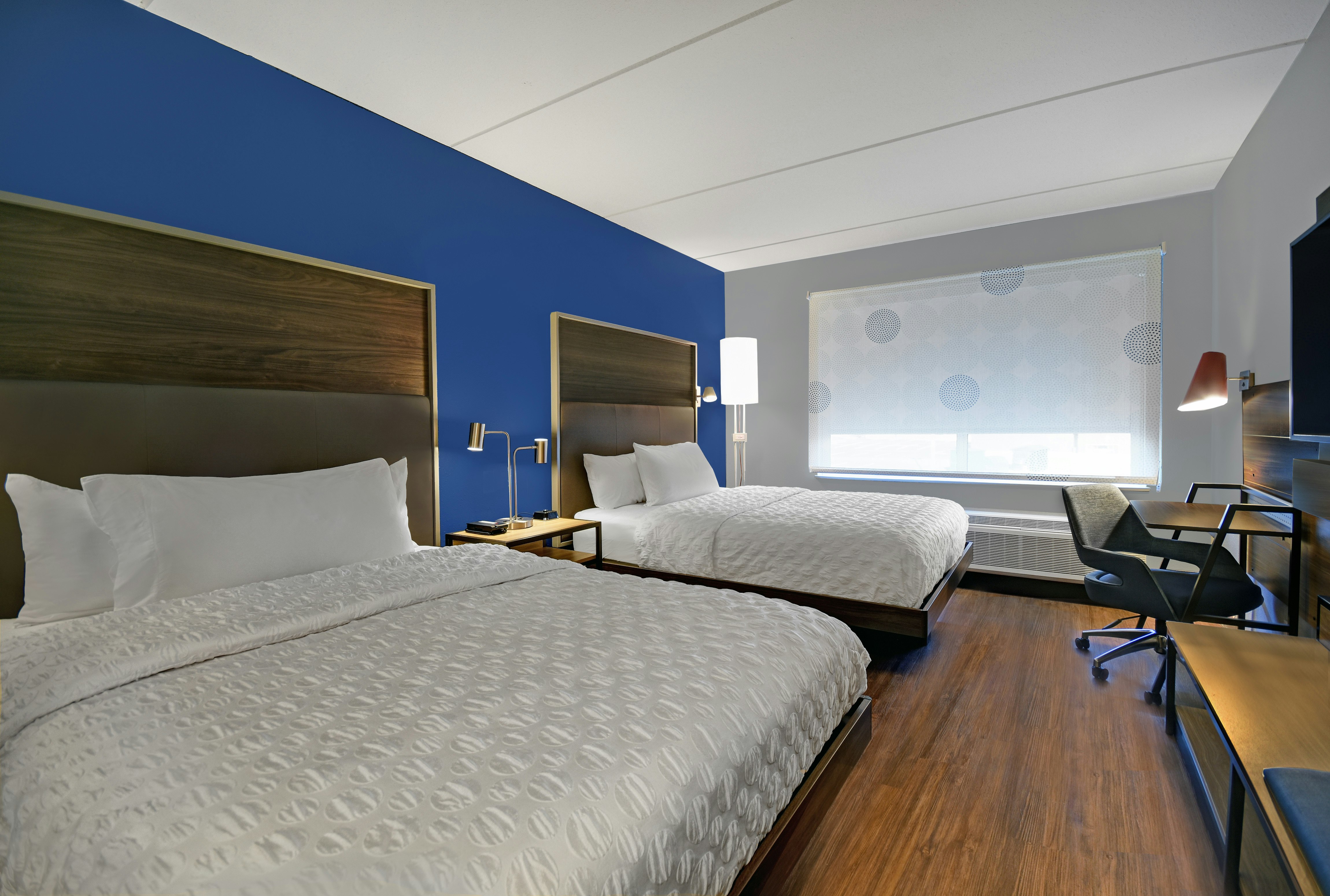 2 QUEEN BEDS