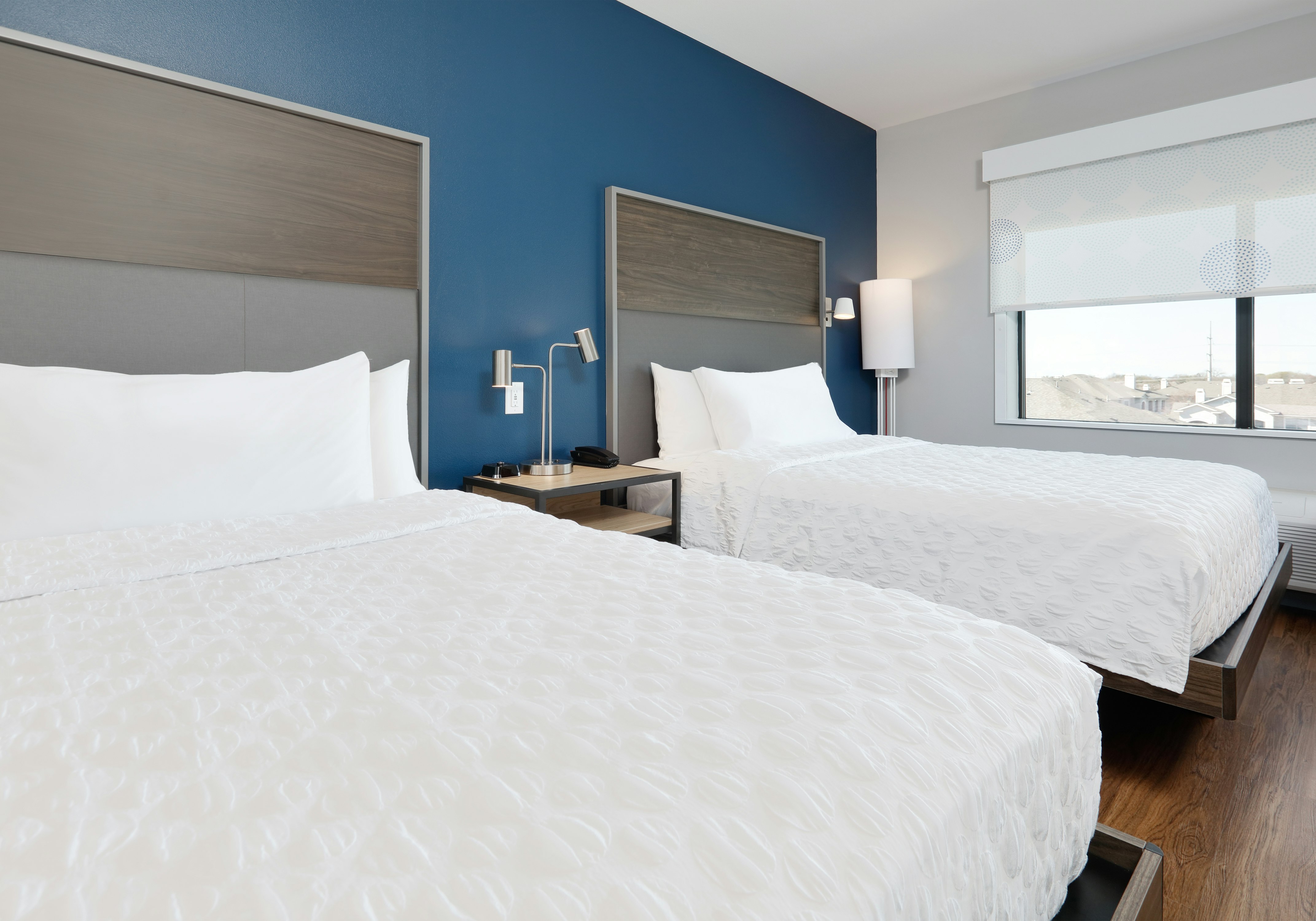 2 QUEEN BEDS