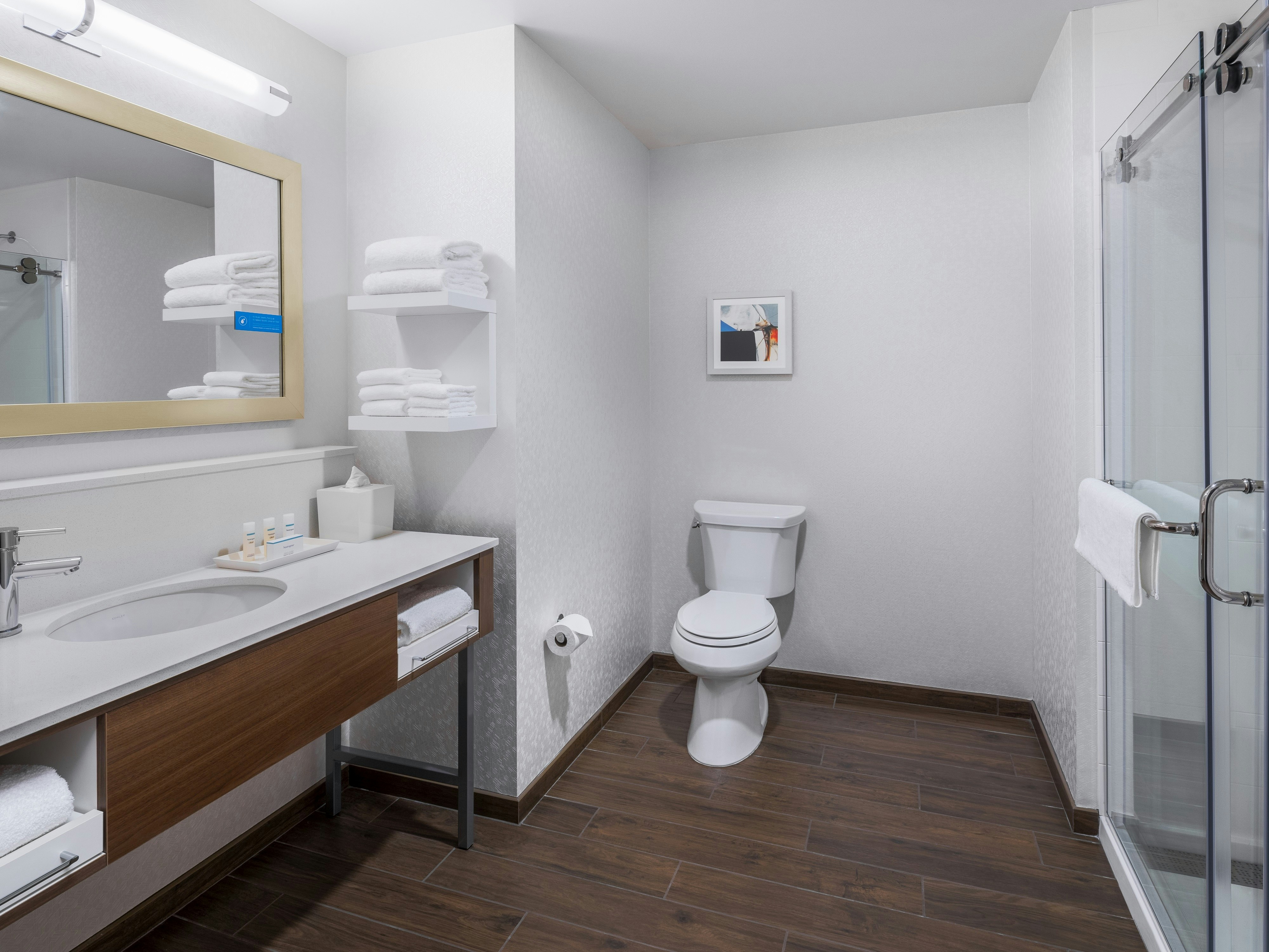 KING ROOM W/FRIDGE NS