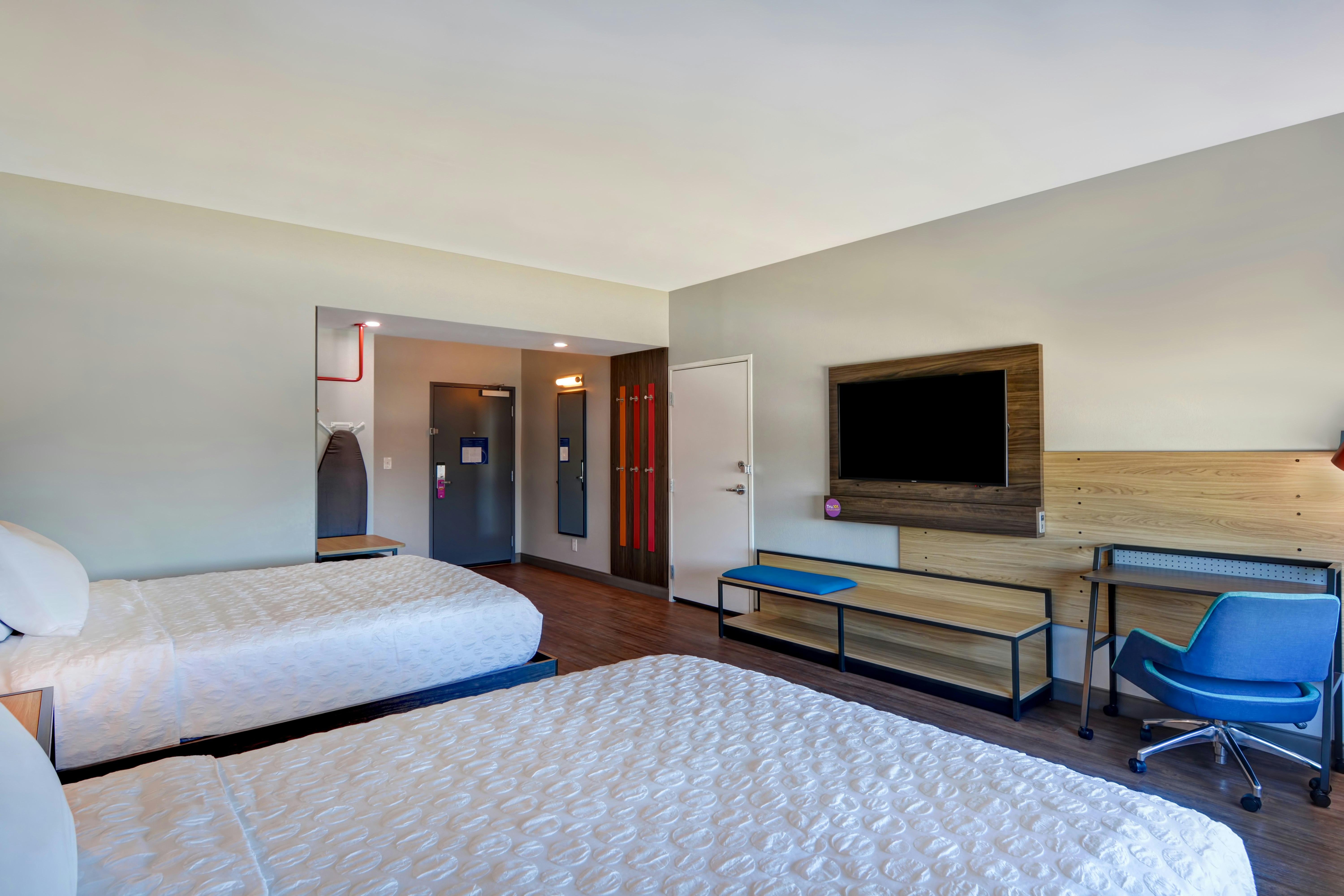 2 QUEEN BEDS